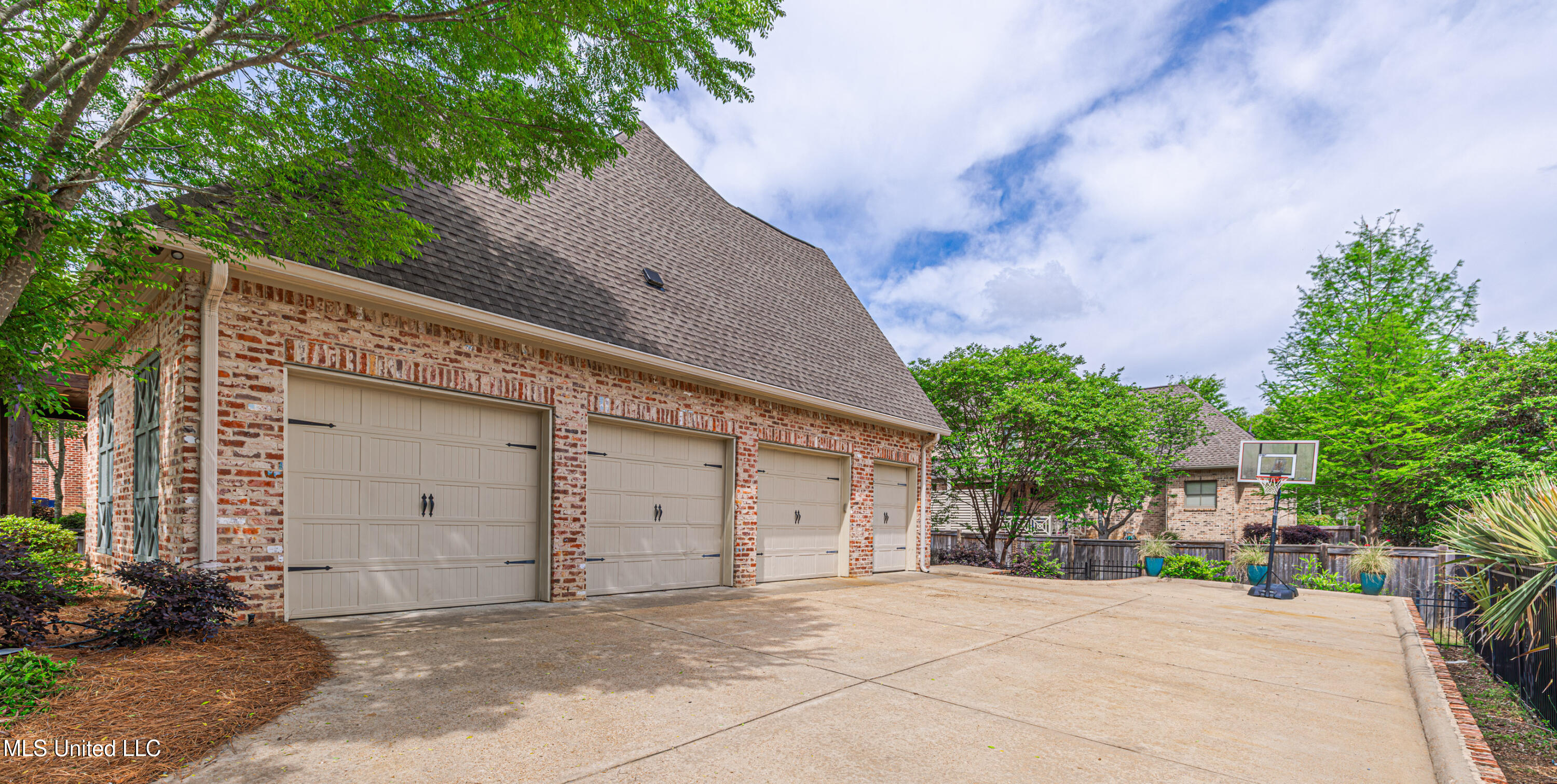 104 Ivy Brook Drive Property Photo 4