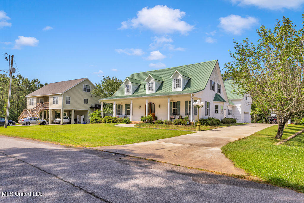 630 Royal Oak Drive Property Photo 3