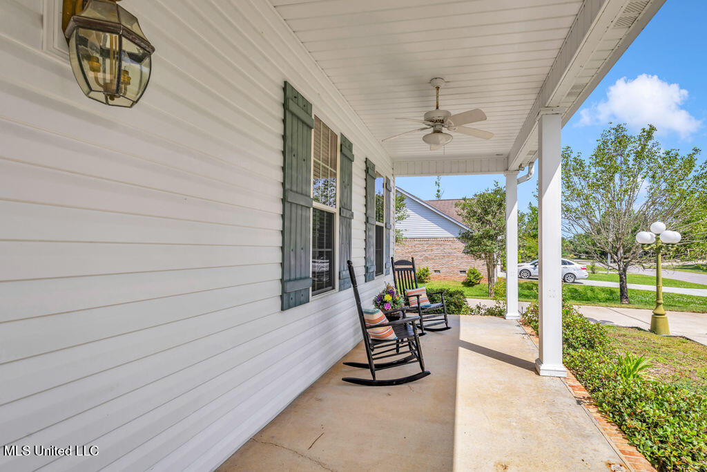 630 Royal Oak Drive Property Photo 4