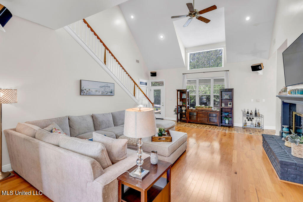 630 Royal Oak Drive Property Photo 7