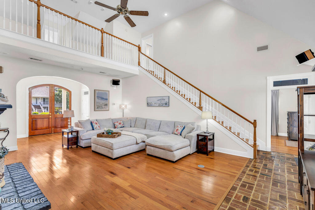 630 Royal Oak Drive Property Photo 8