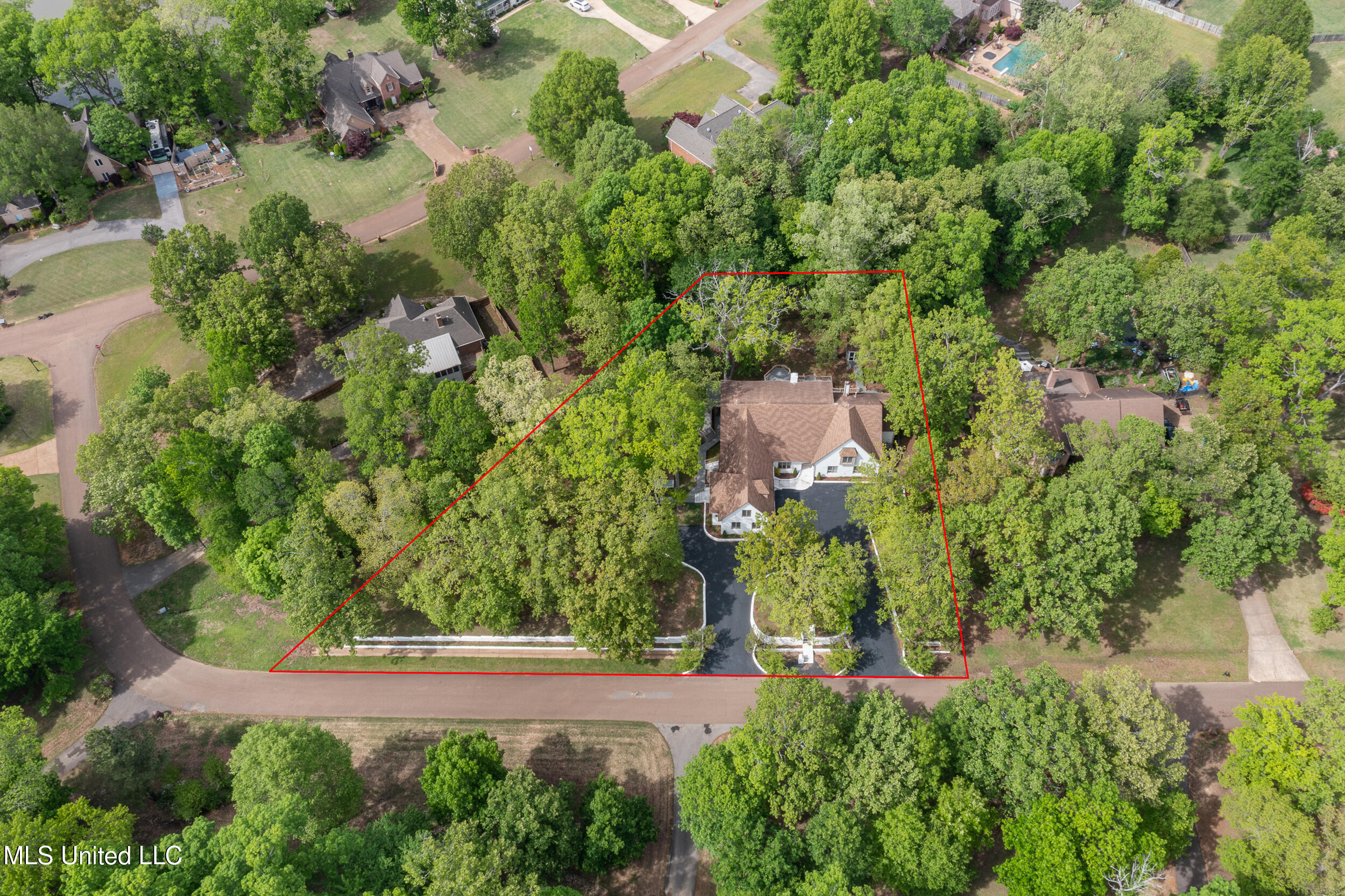 1590 Epping Forest Drive Property Photo 3