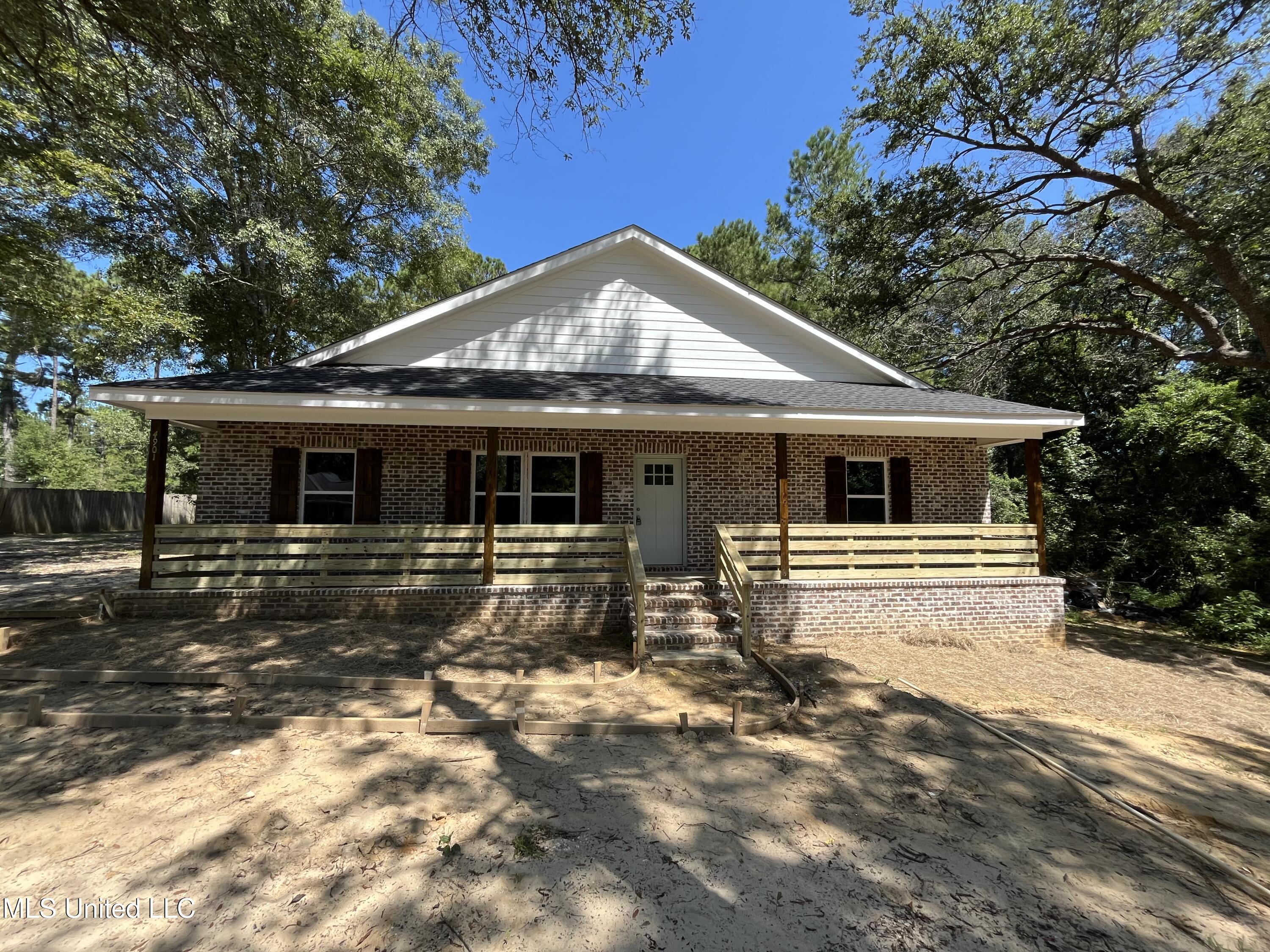 4901 Oakplace Drive Property Photo 1