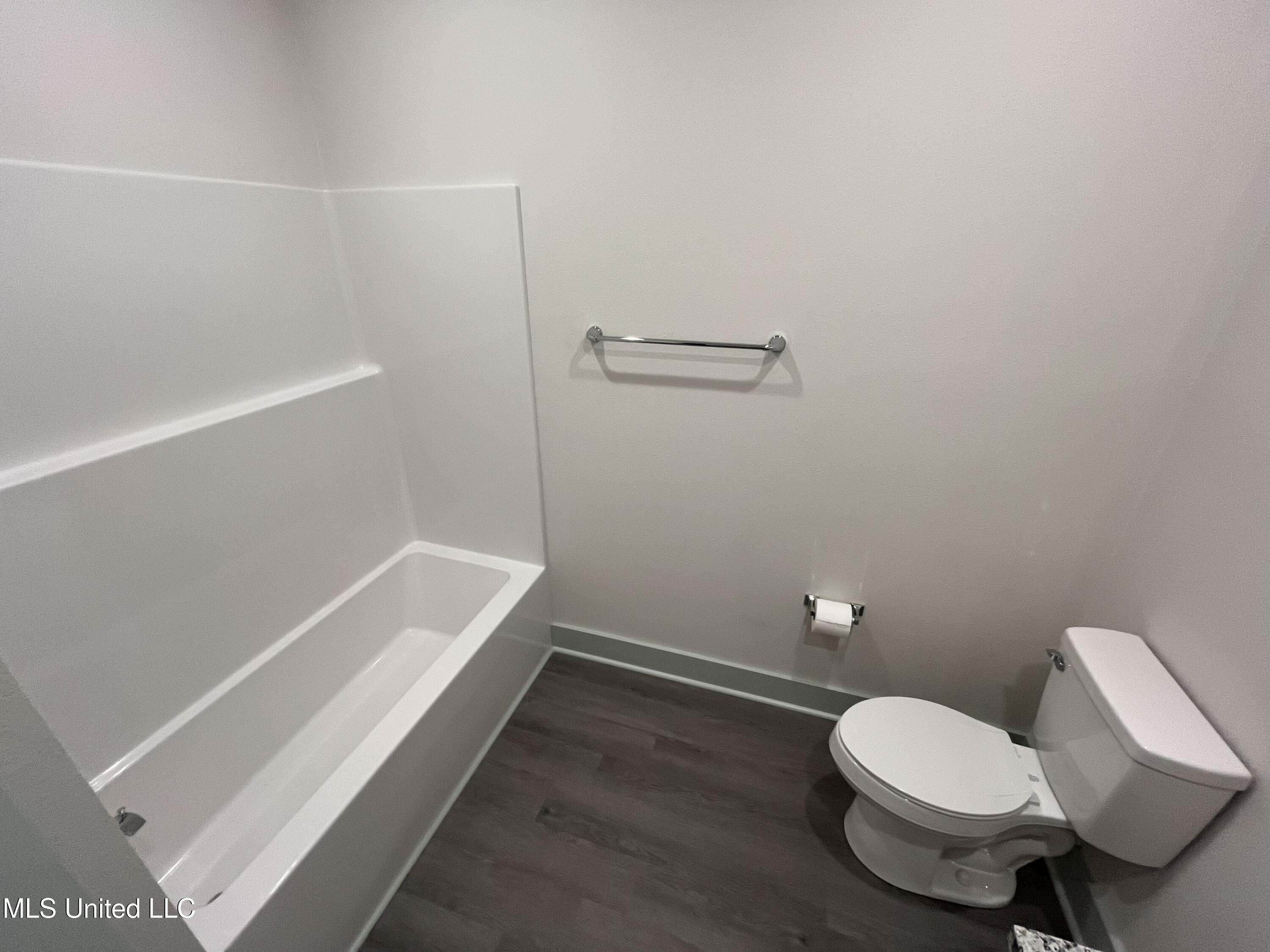 4901 Oakplace Drive Property Photo 9