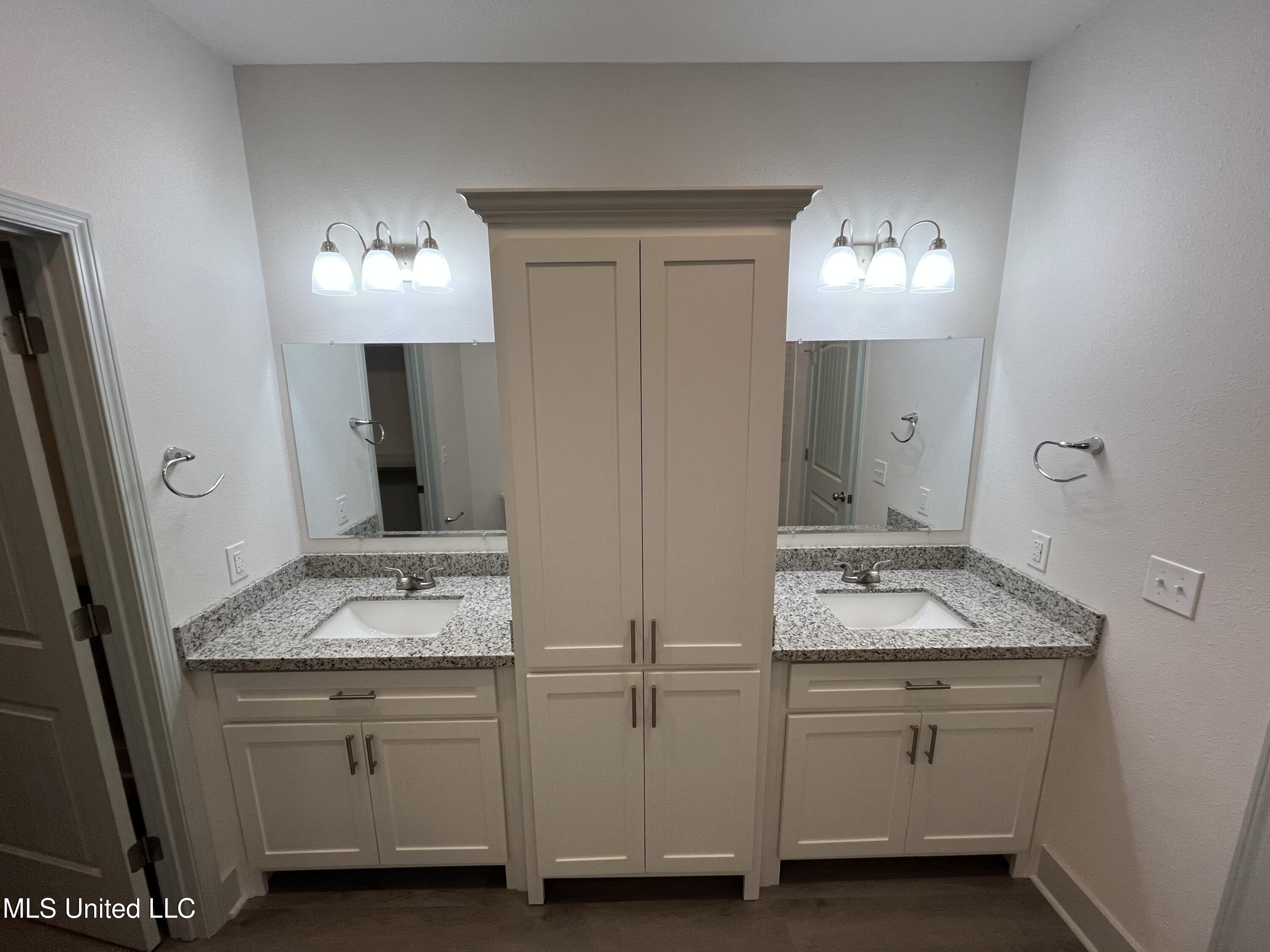 4901 Oakplace Drive Property Photo 29