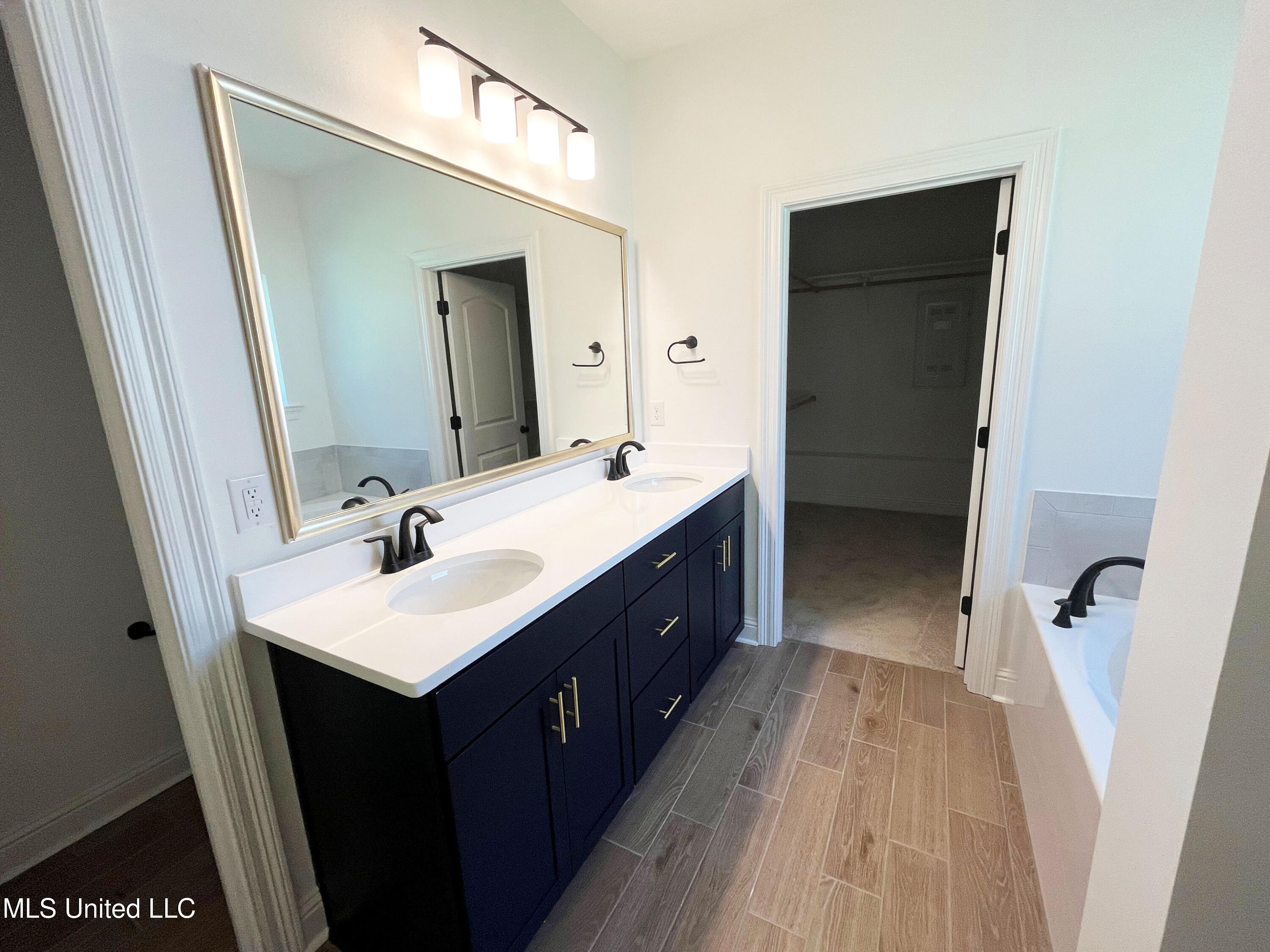 12158 Parc Aux Chenes Property Photo 11