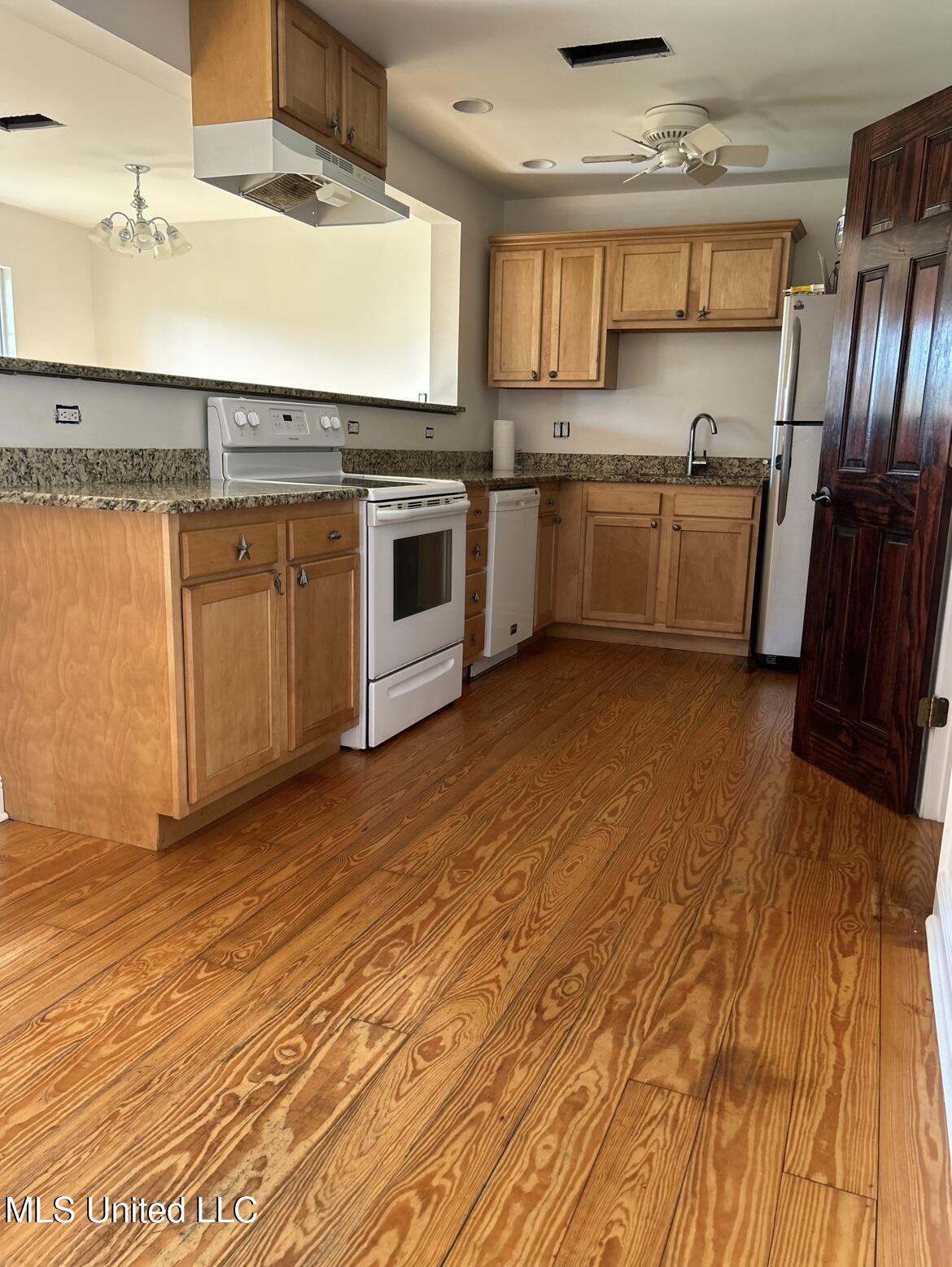 590 Royal Oak Drive Property Photo 3