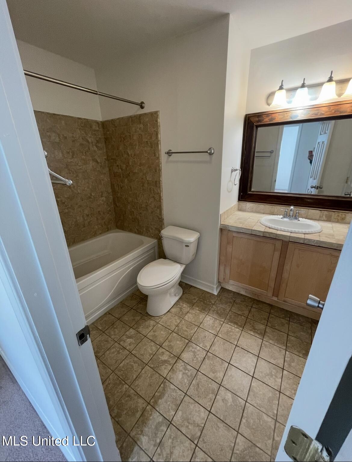 590 Royal Oak Drive Property Photo 5