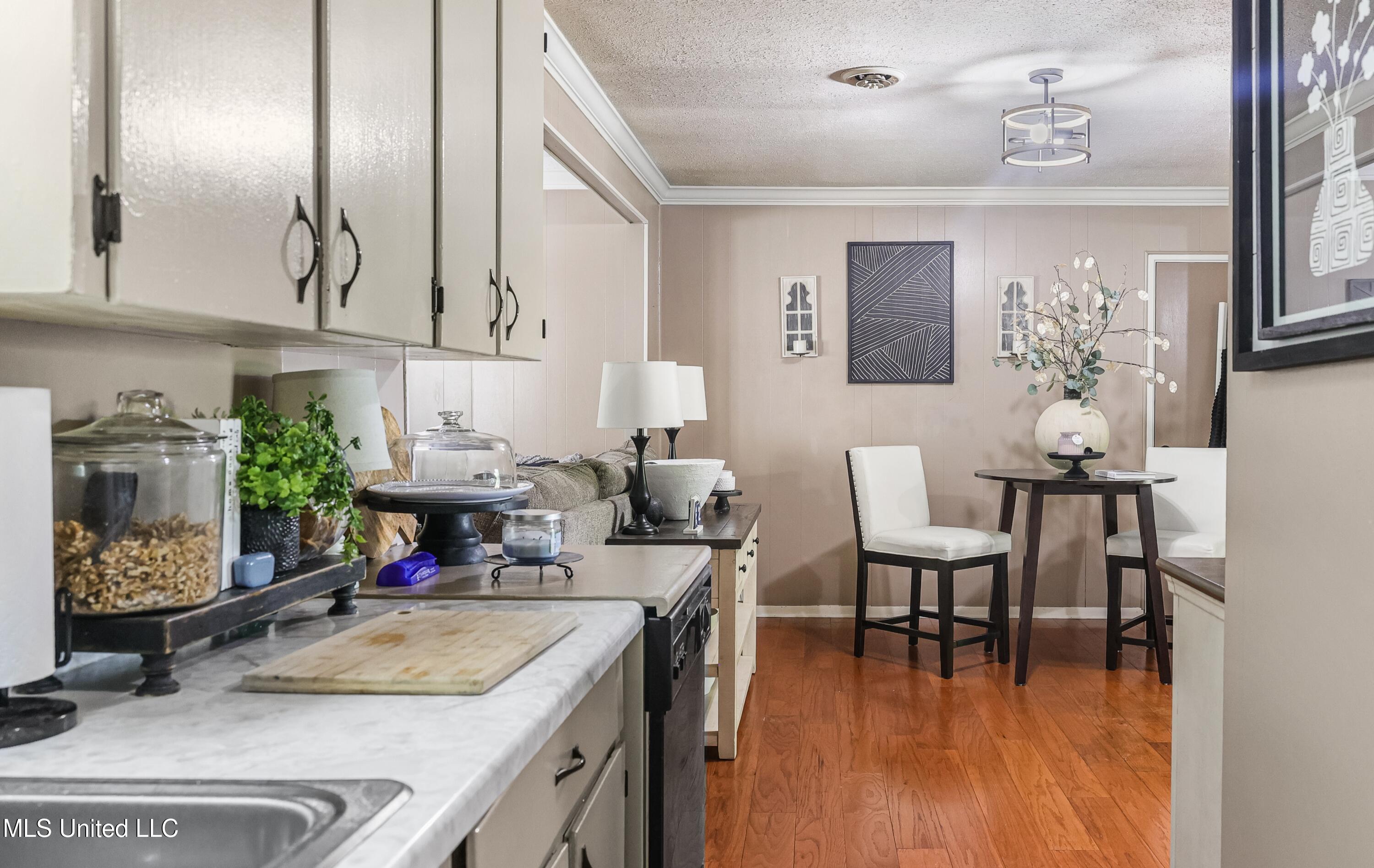 3246 Longwood Drive Property Photo 4