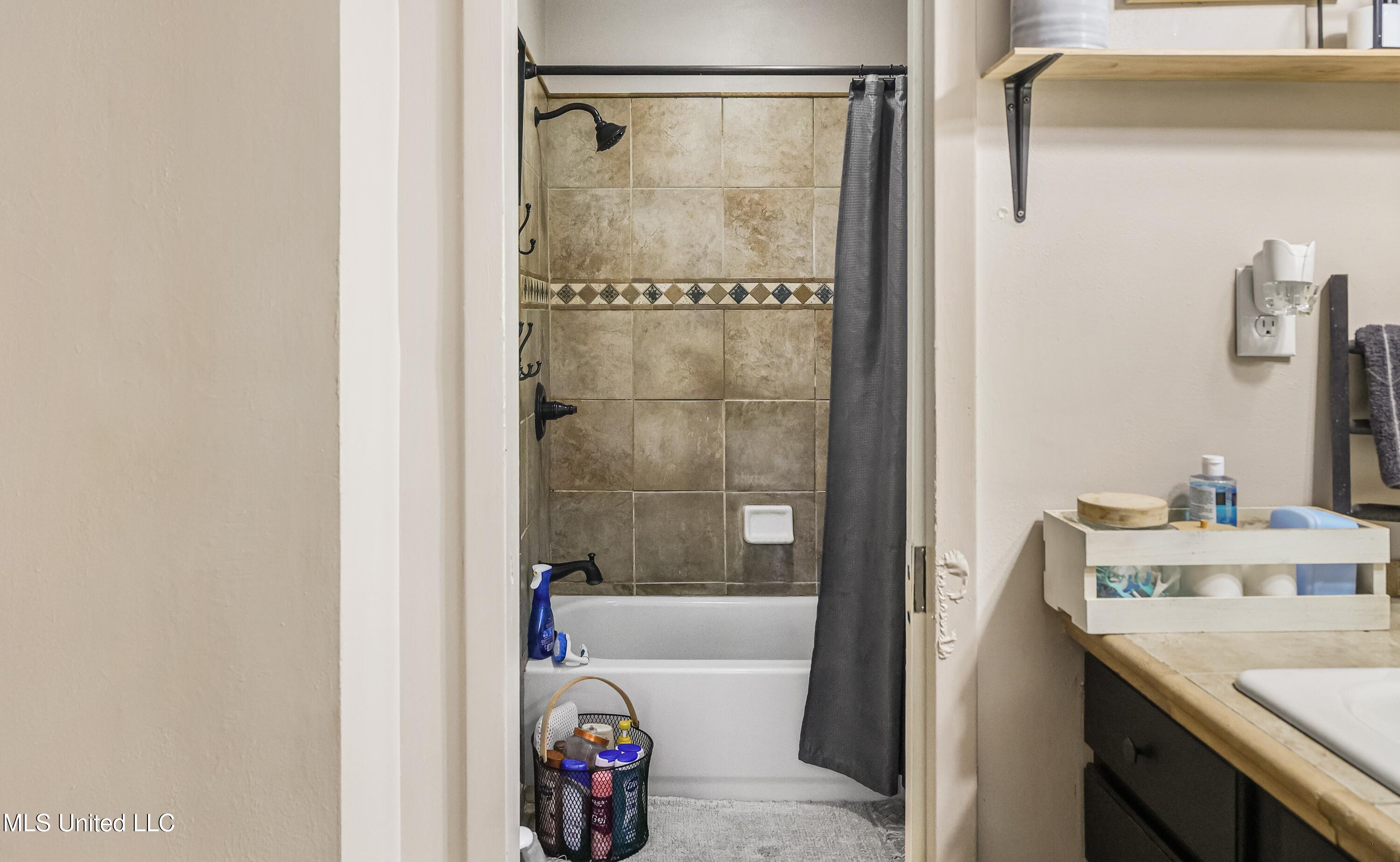 3246 Longwood Drive Property Photo 6