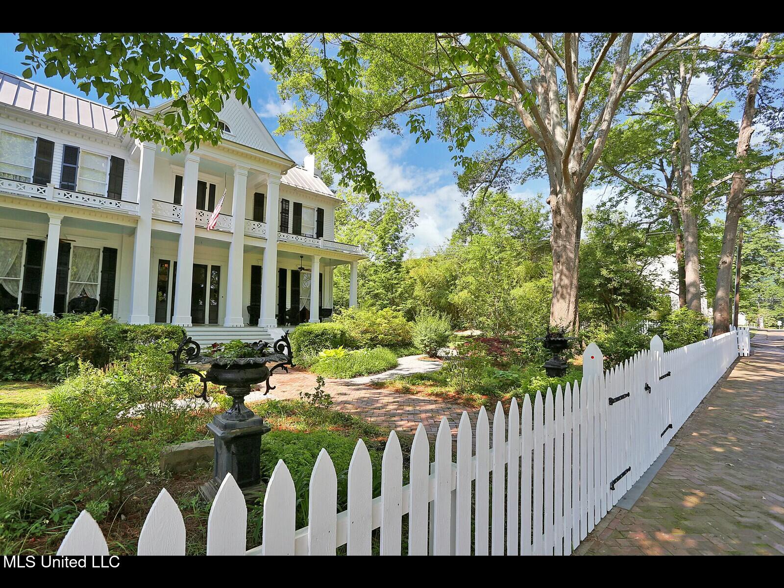138 E Fulton Street Property Photo 3