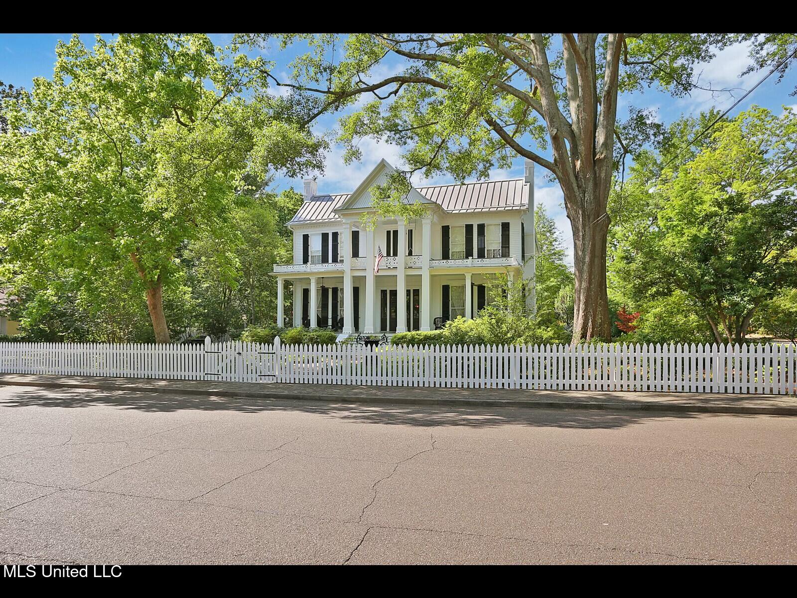 138 E Fulton Street Property Photo 5