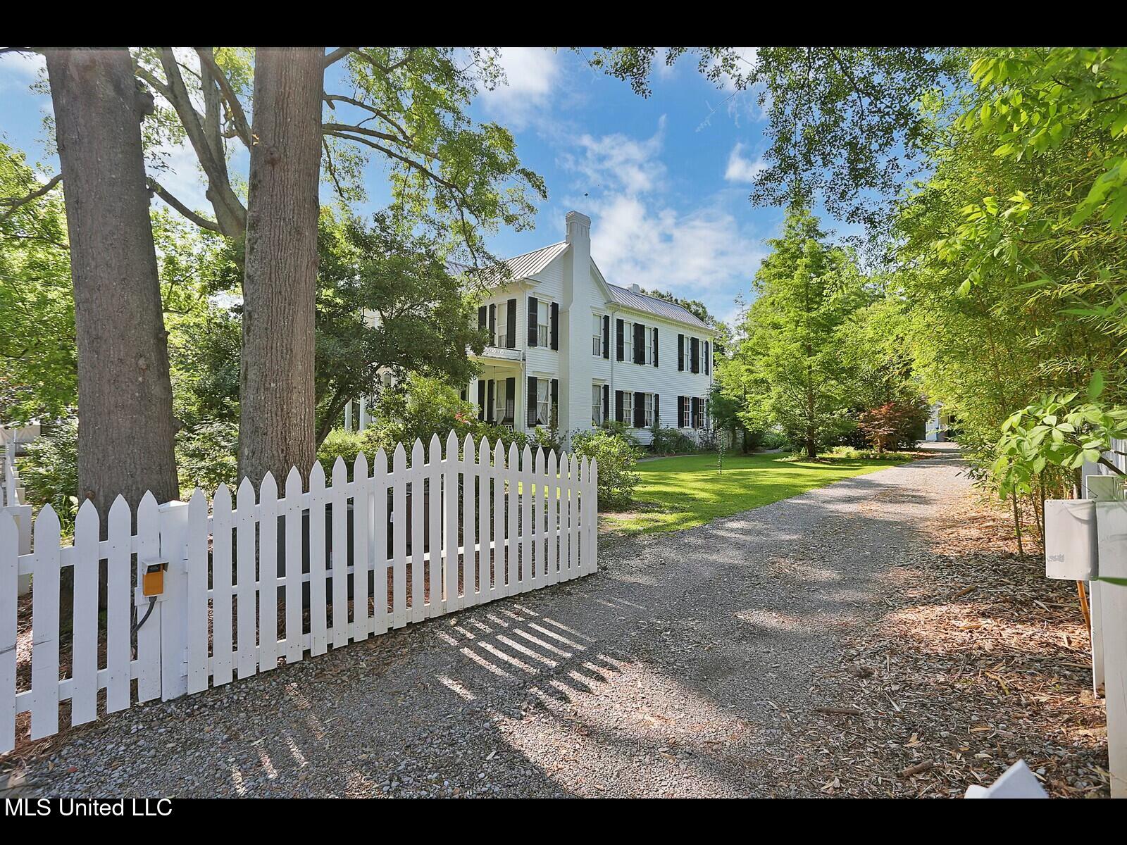 138 E Fulton Street Property Photo 6