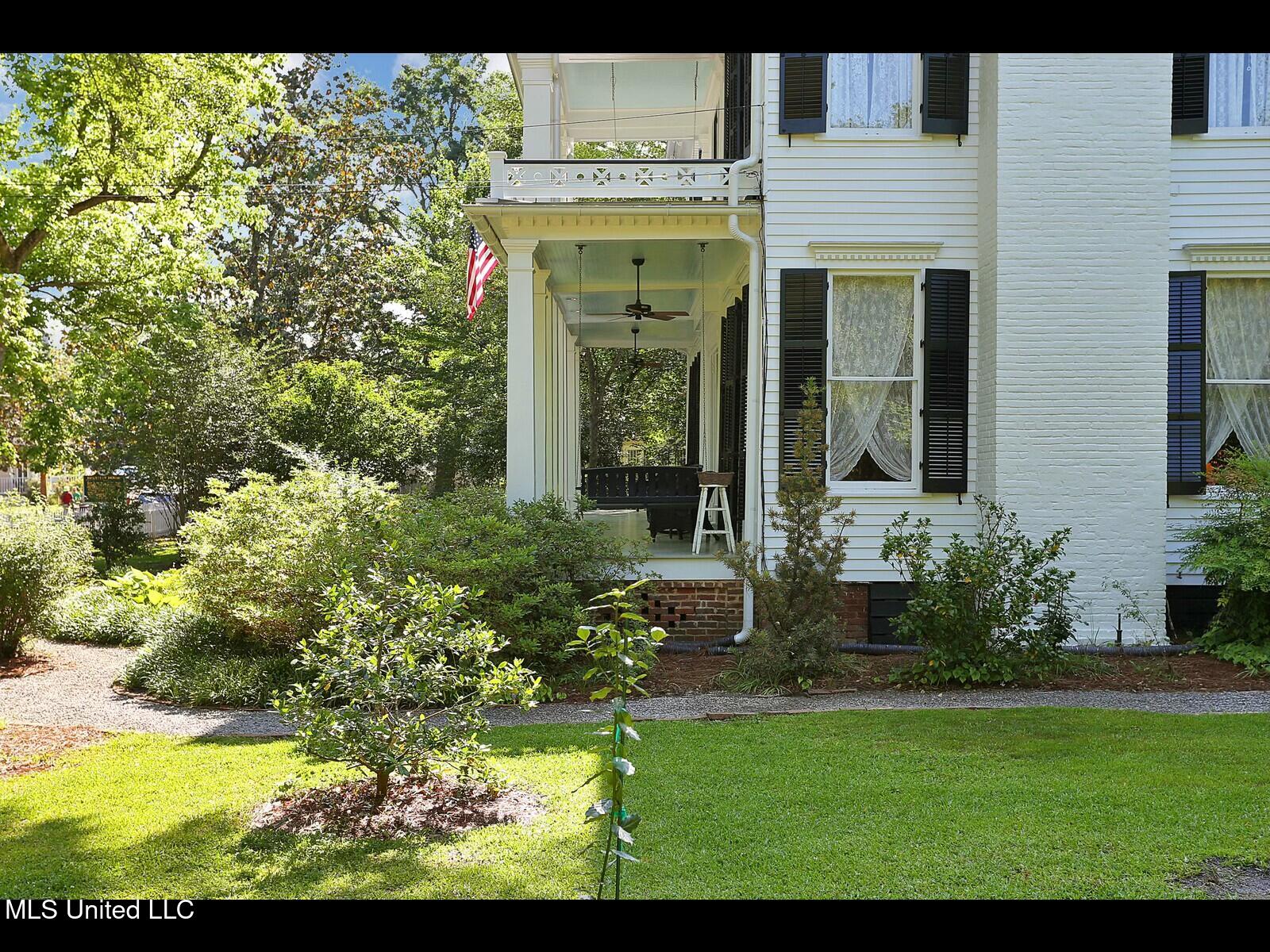 138 E Fulton Street Property Photo 9