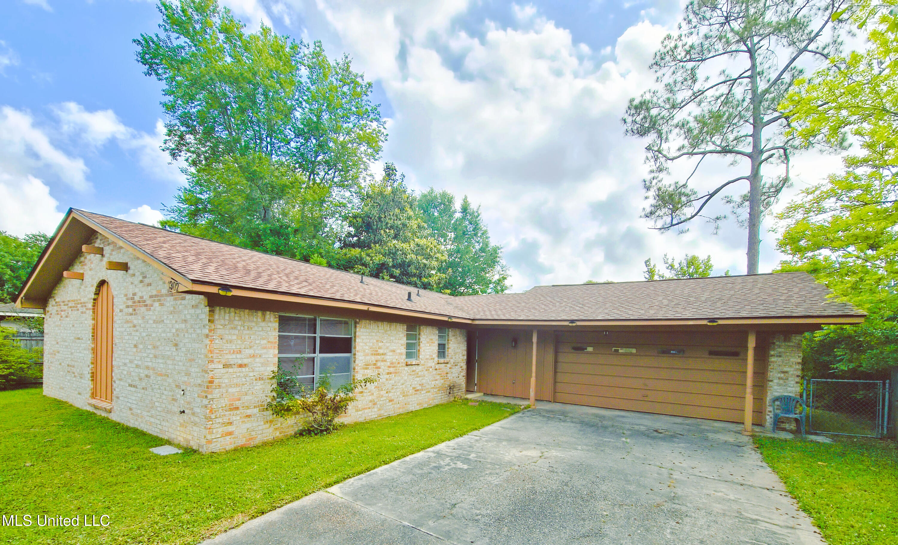 1302 Chalmette Avenue Property Photo 1