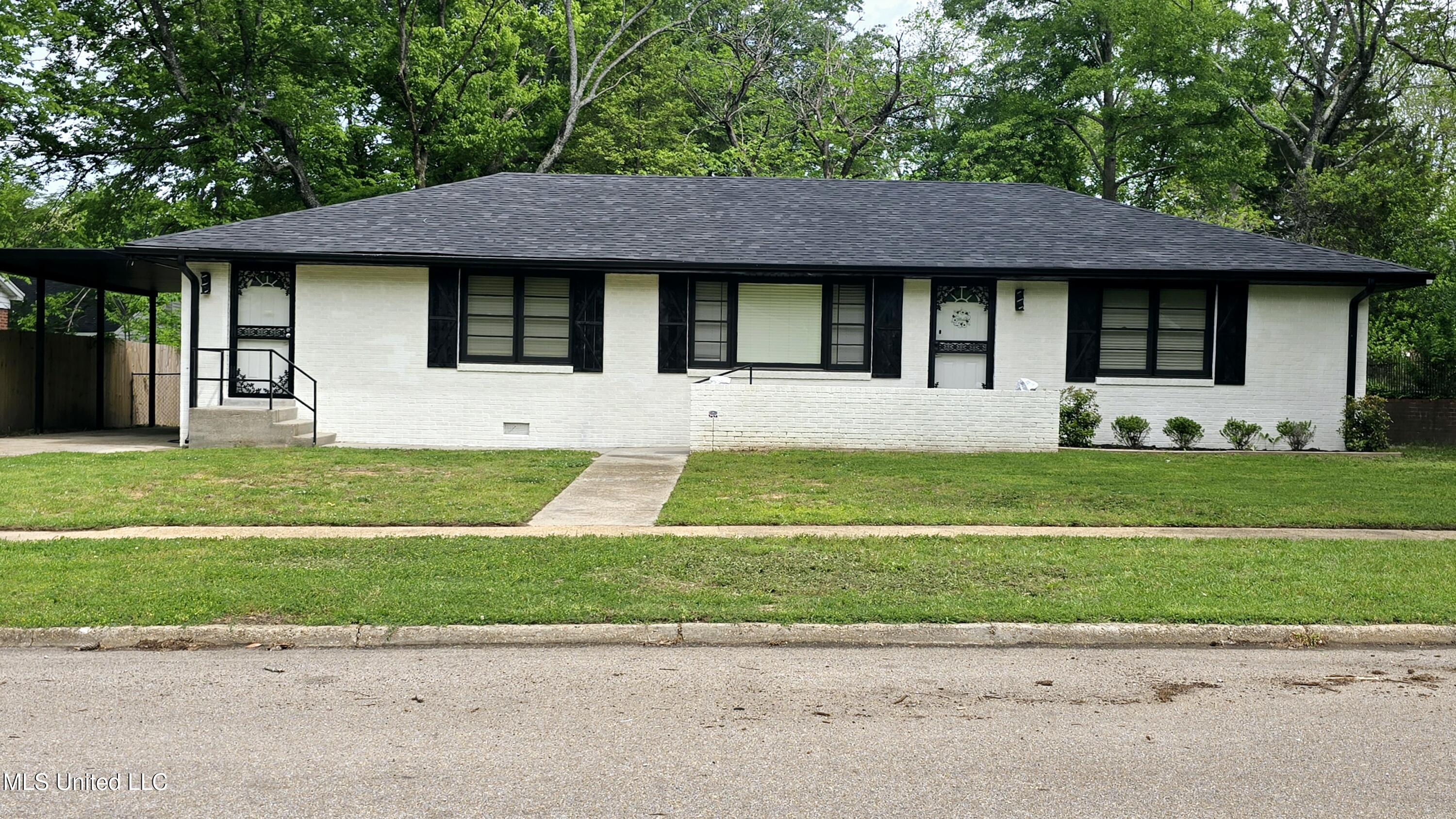 260 Roberts Avenue Property Photo 1