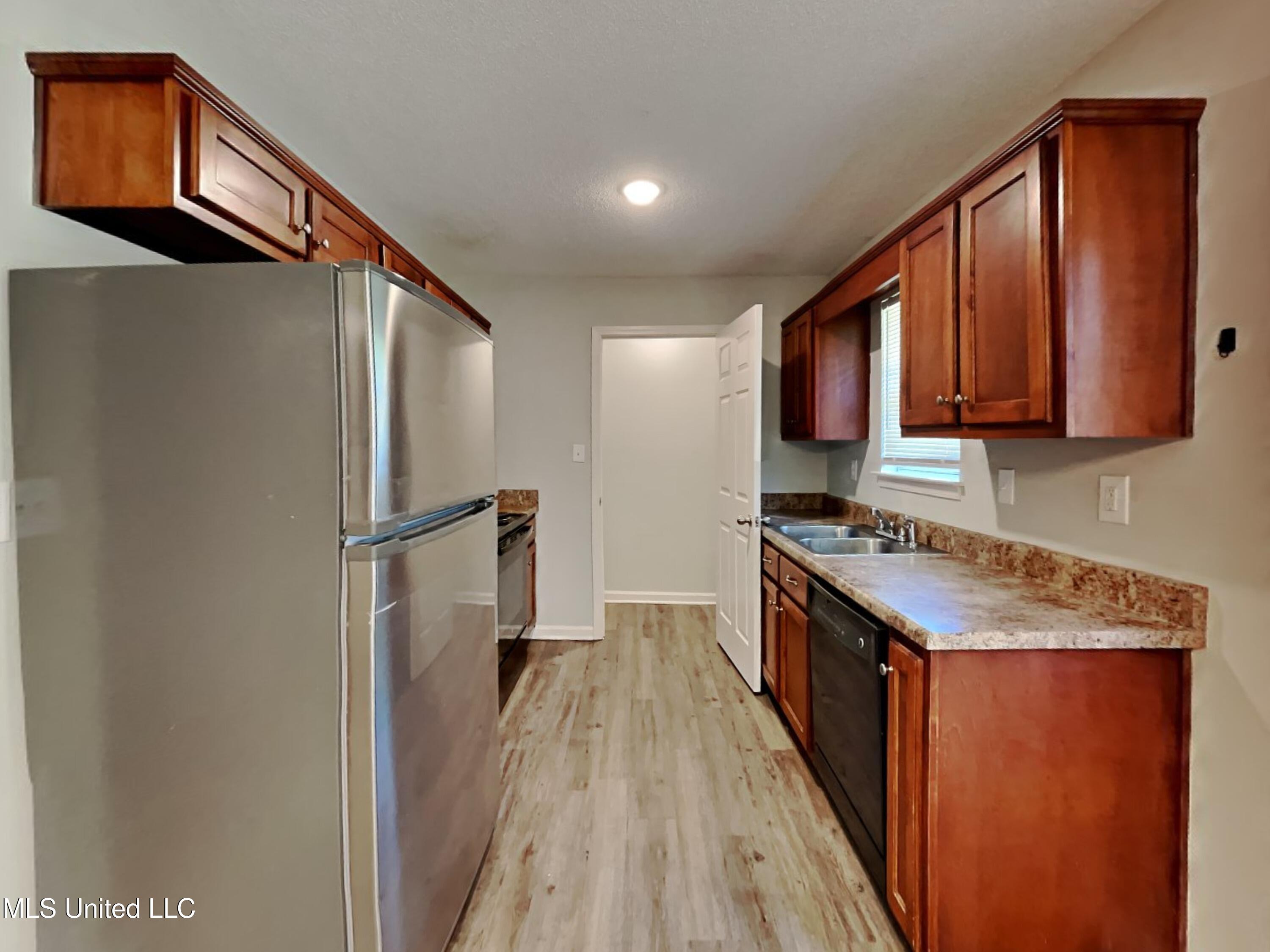 1748 Dorchester Drive Property Photo 5