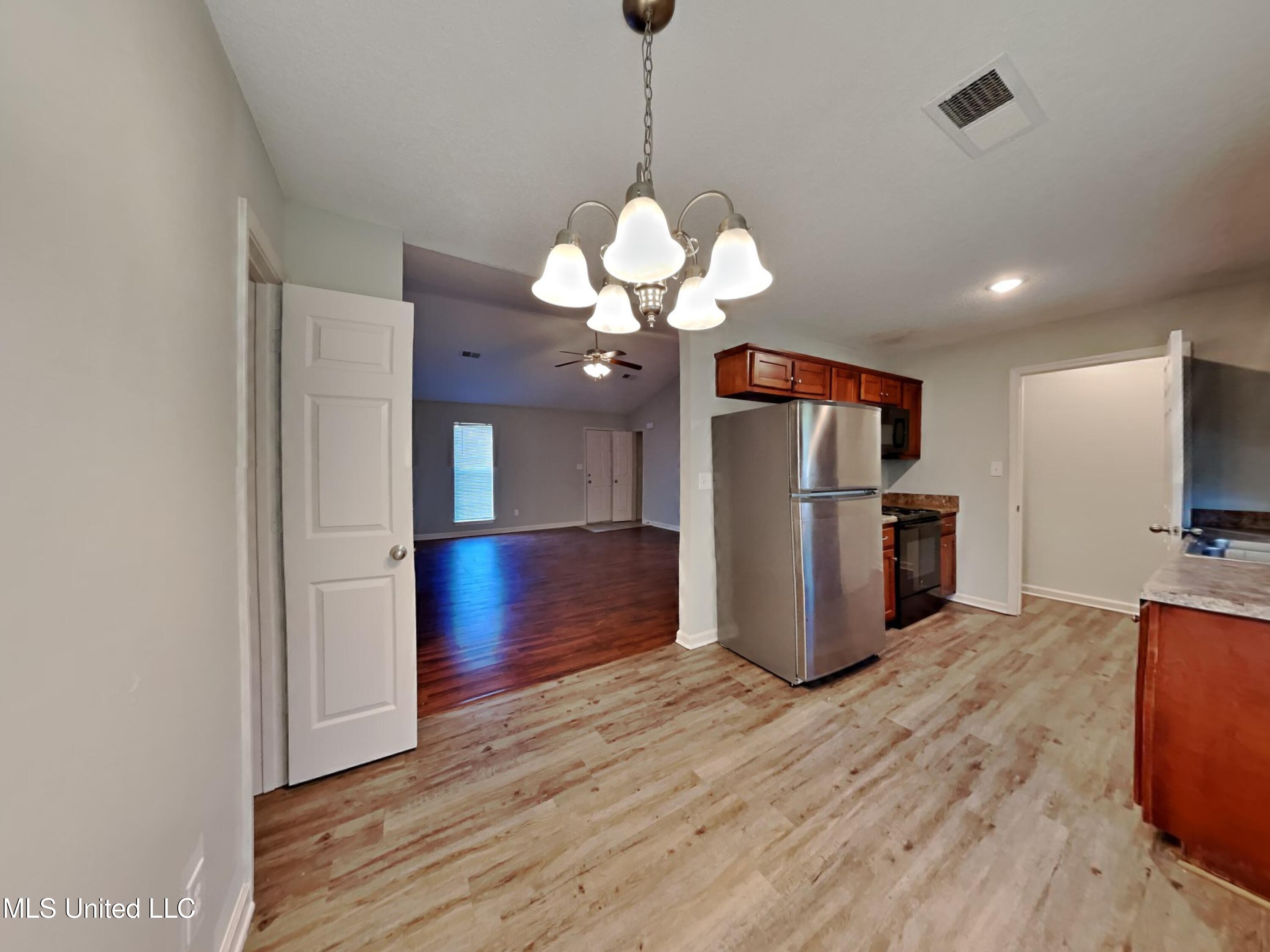 1748 Dorchester Drive Property Photo 6