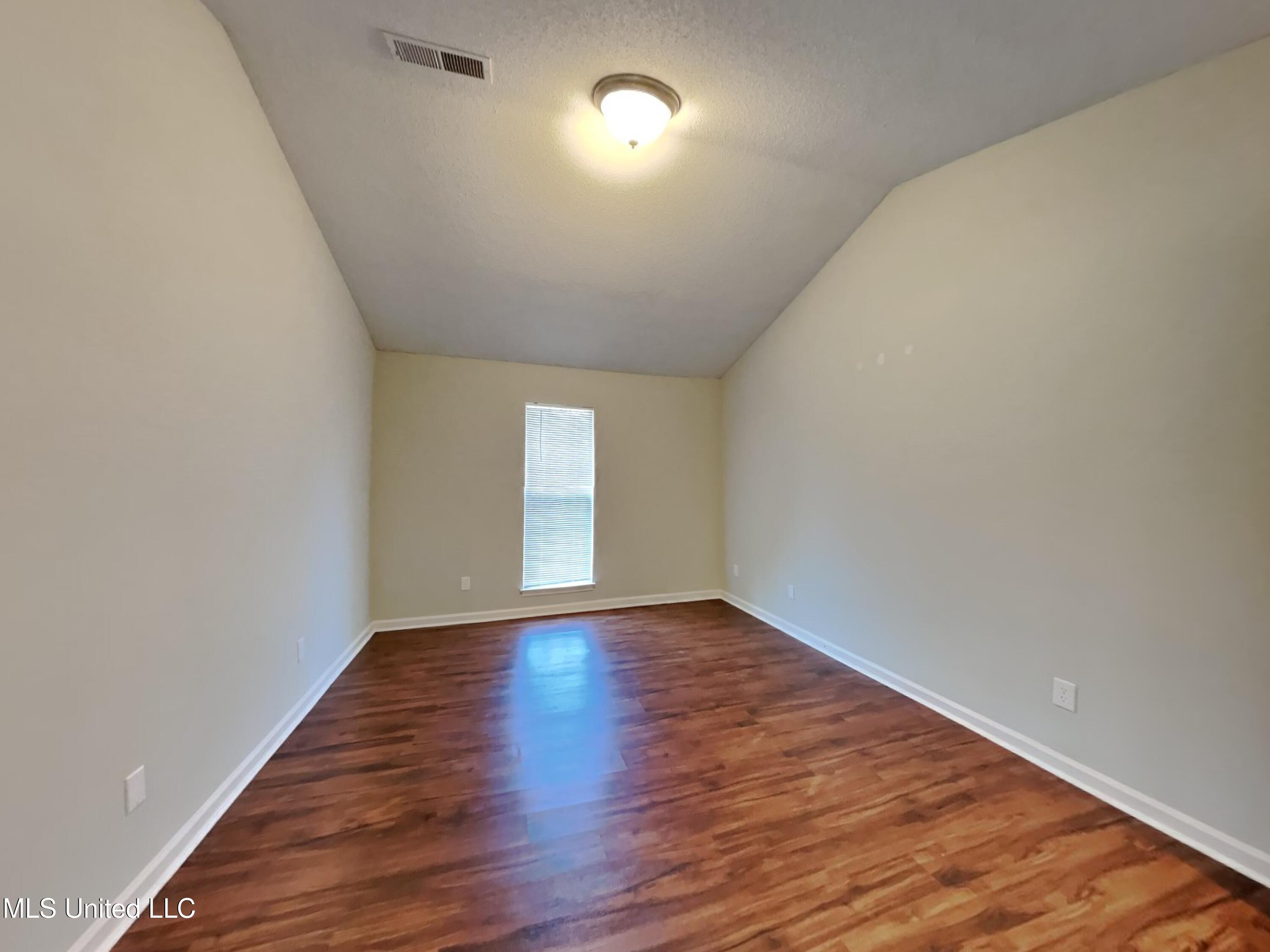 1748 Dorchester Drive Property Photo 7