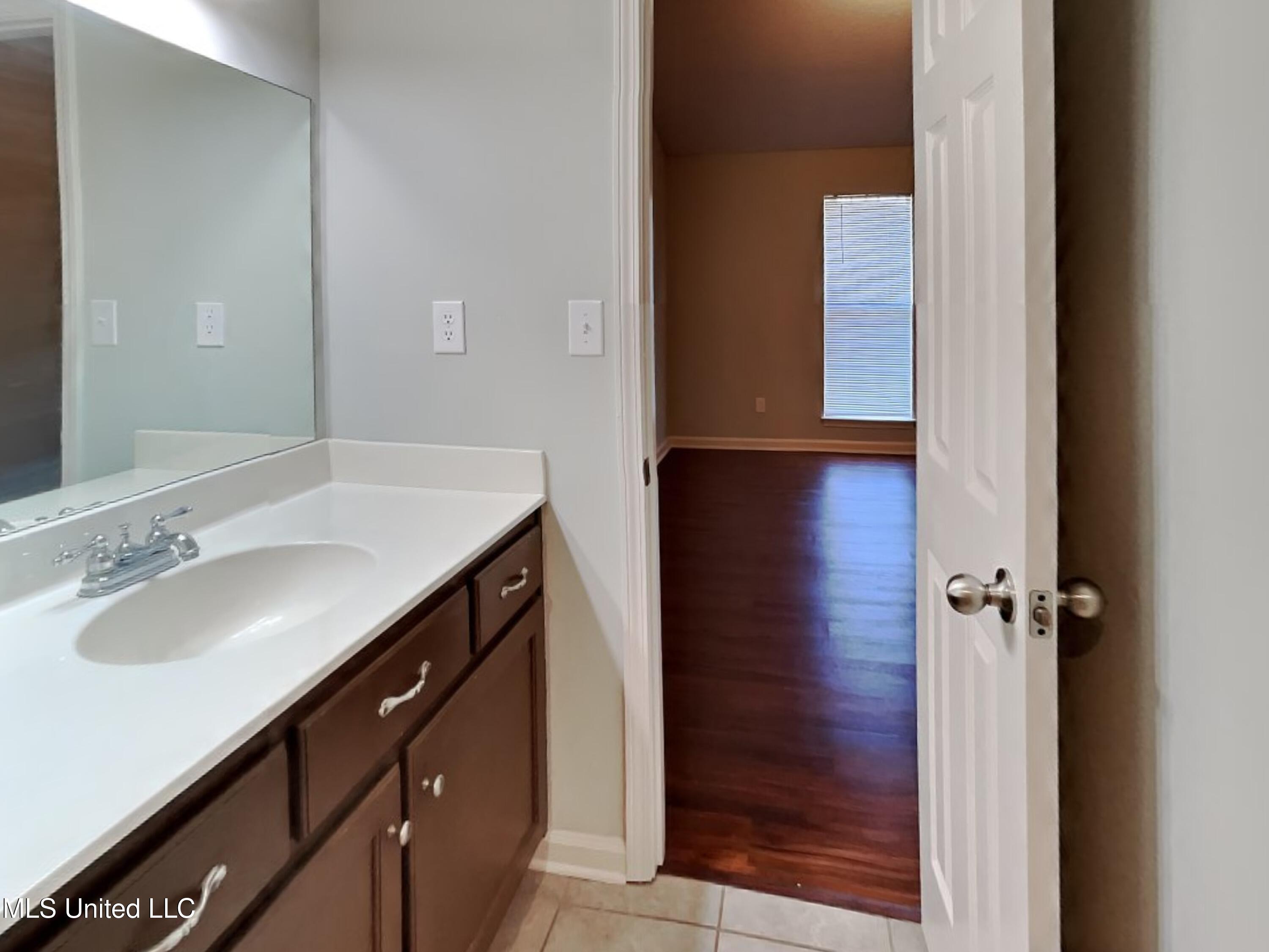 1748 Dorchester Drive Property Photo 9