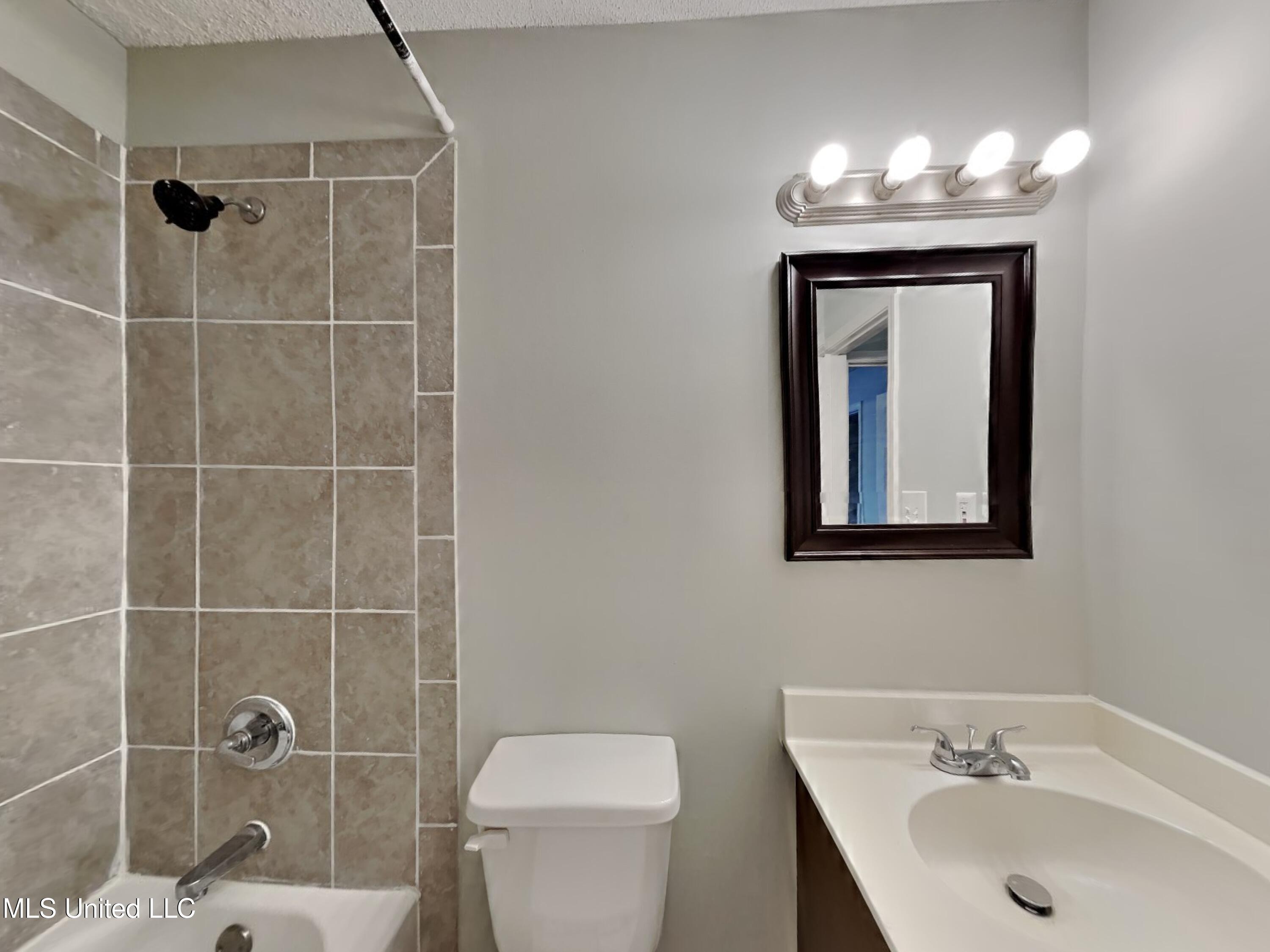 1748 Dorchester Drive Property Photo 13
