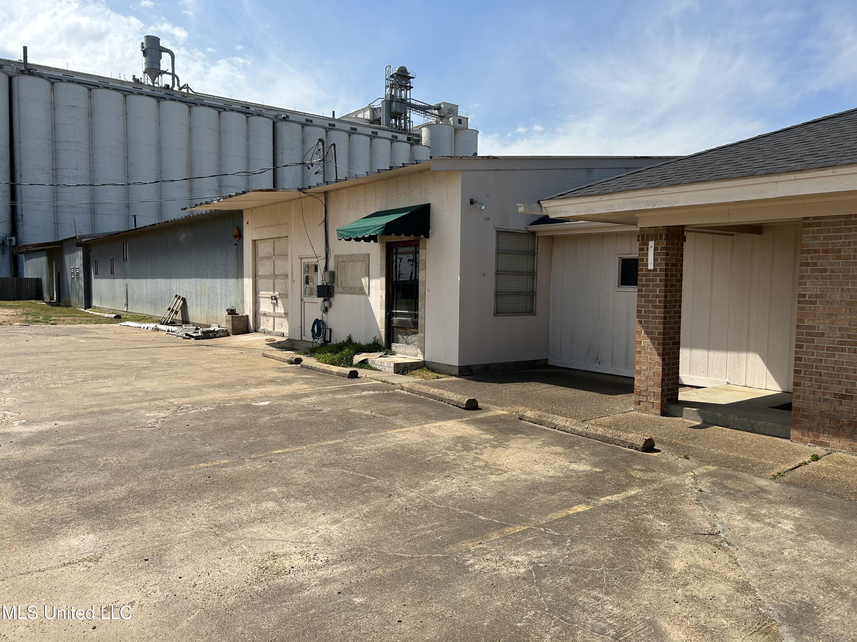 711 Us-82 Property Photo 17