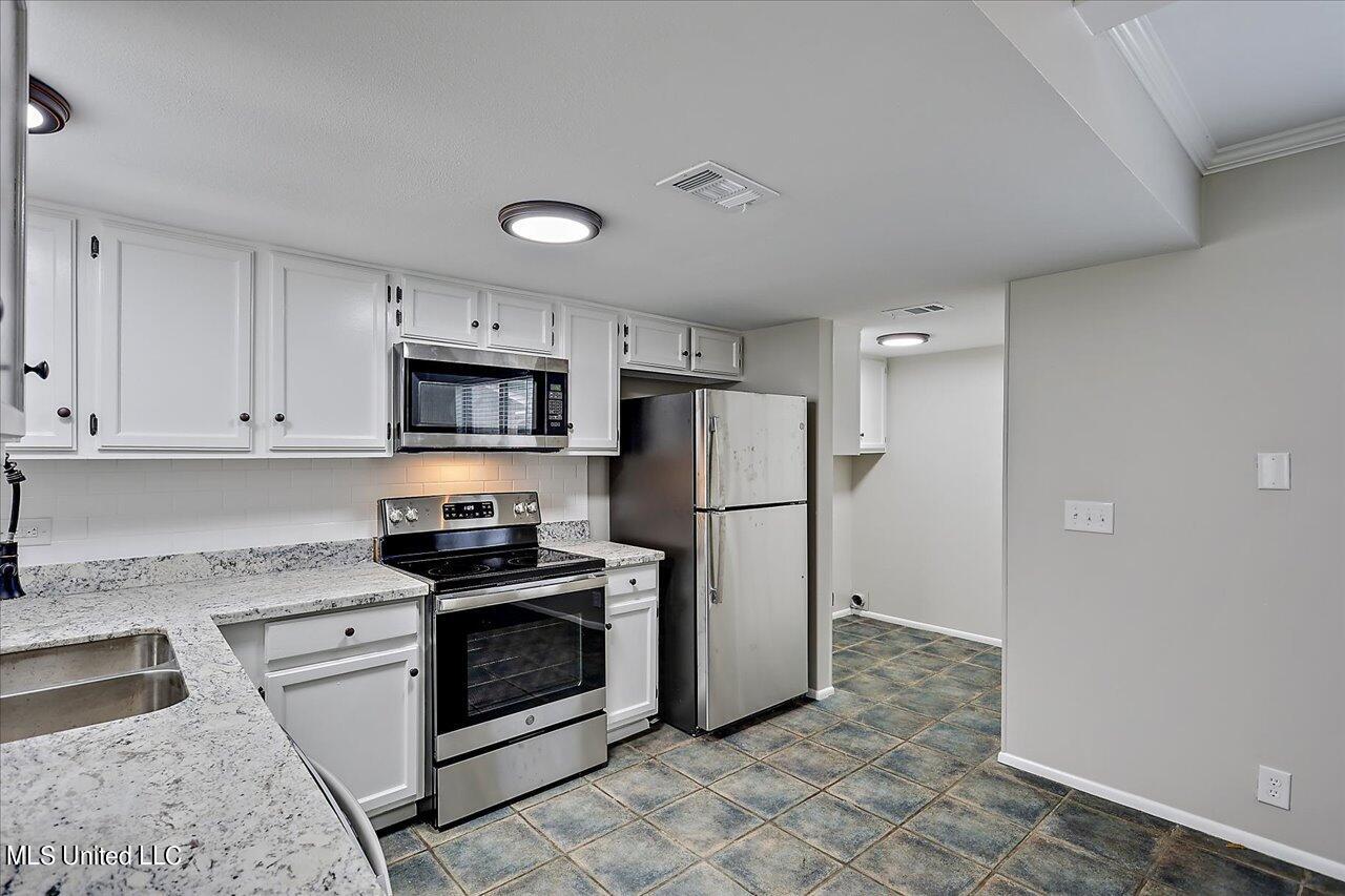 356 Lakebend Drive Property Photo 11