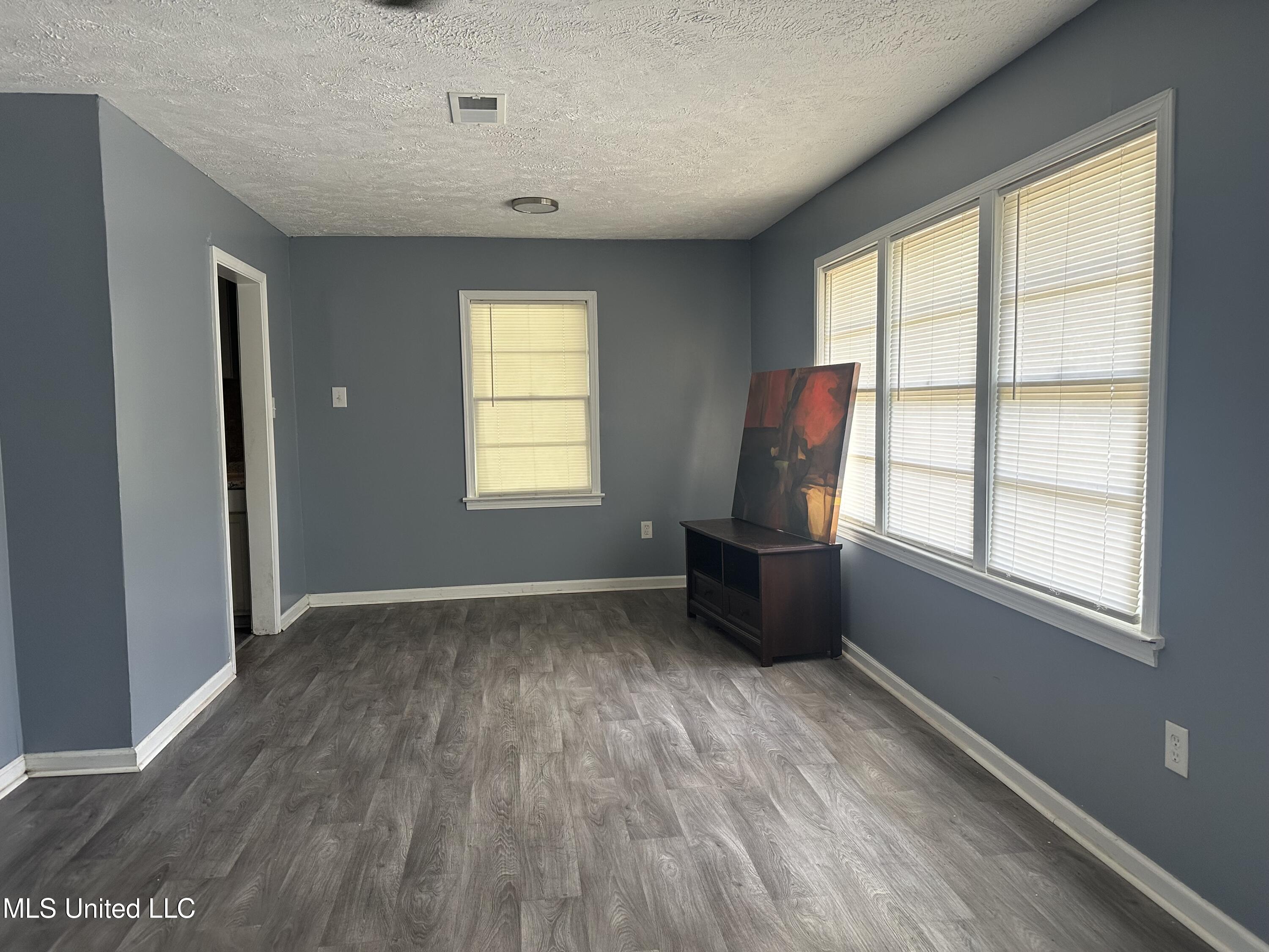 721 Glenmont Drive Property Photo 2