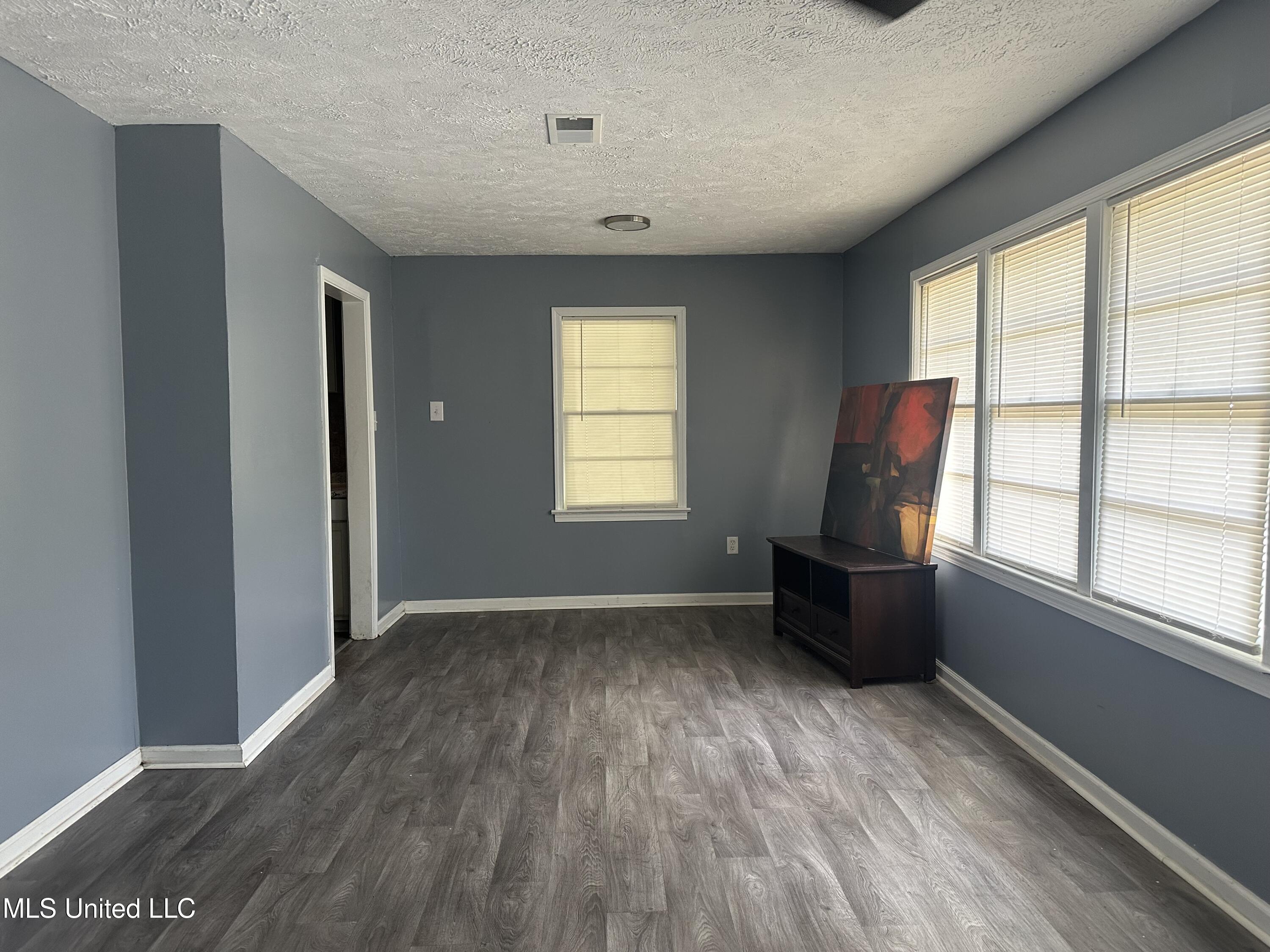 721 Glenmont Drive Property Photo 3
