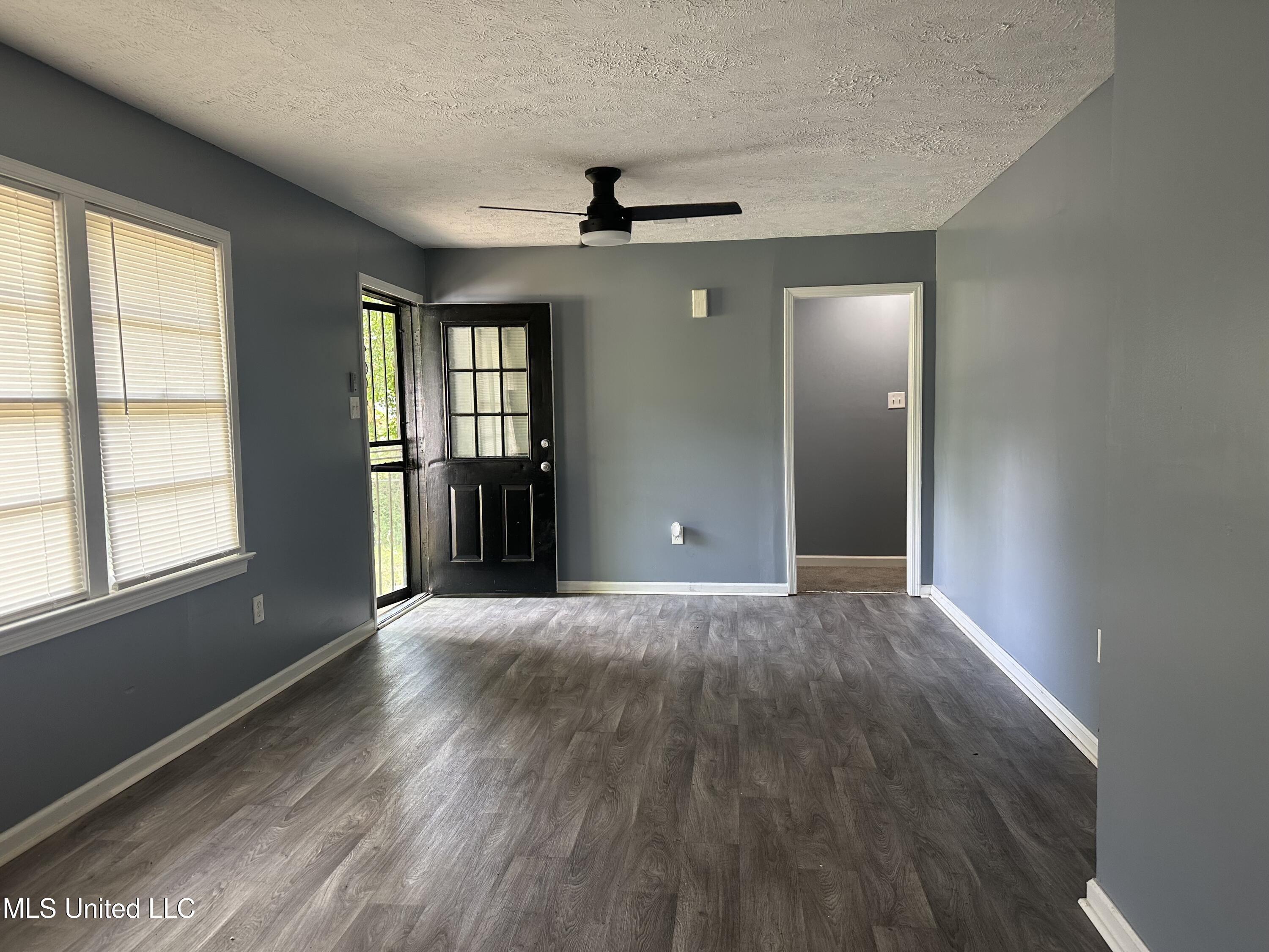 721 Glenmont Drive Property Photo 4