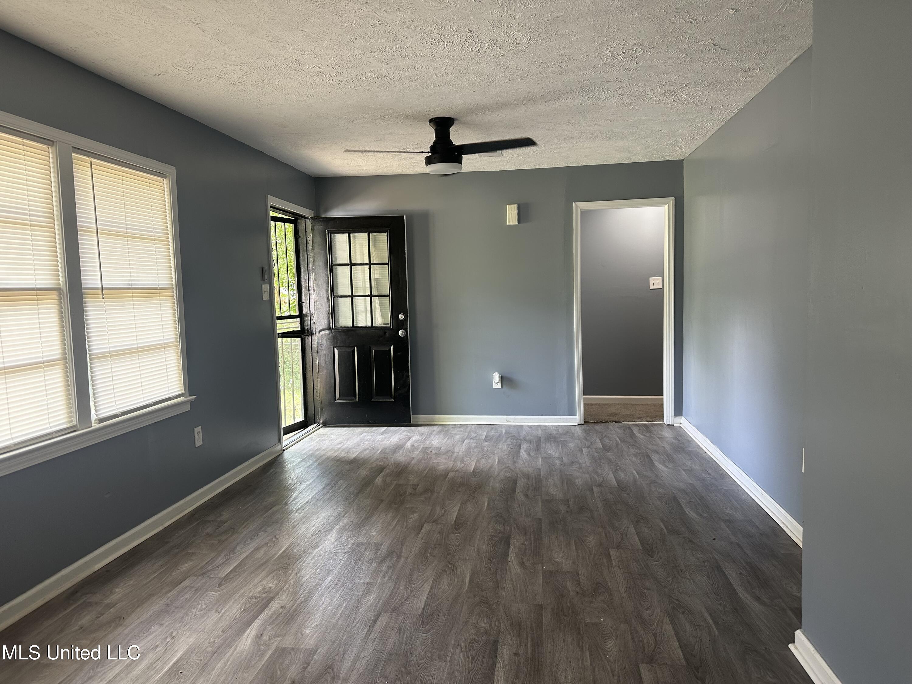 721 Glenmont Drive Property Photo 5