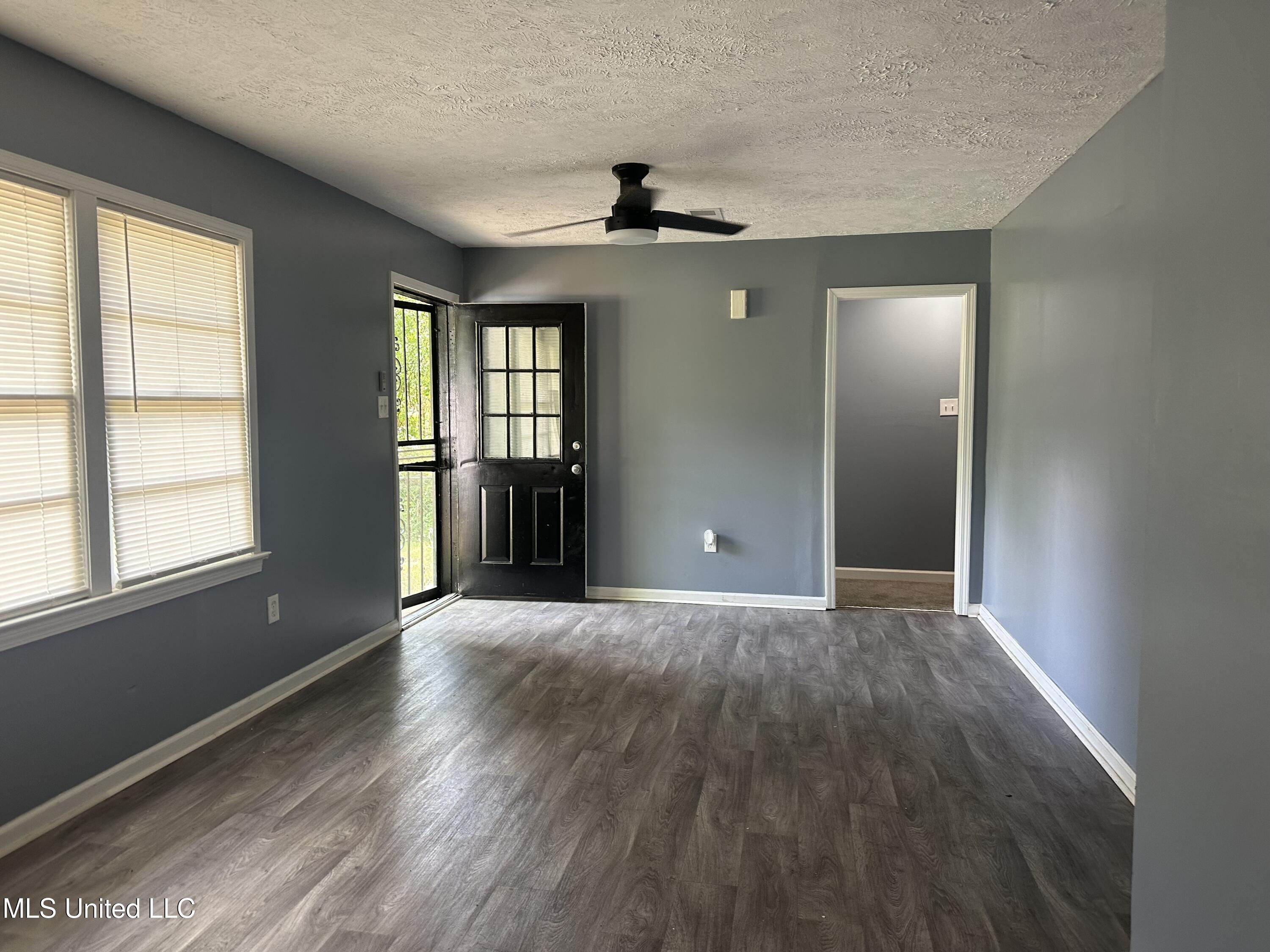 721 Glenmont Drive Property Photo 6