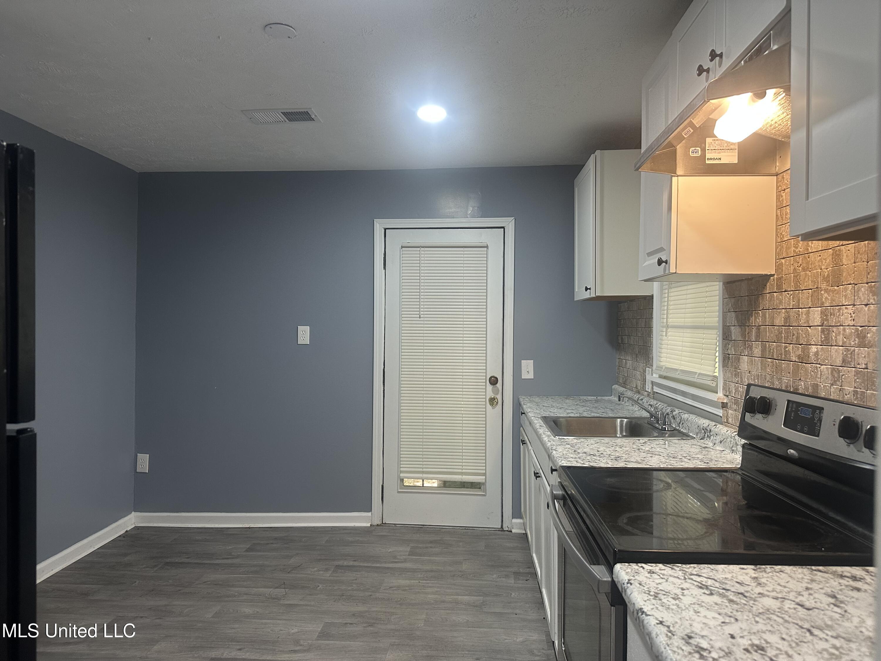 721 Glenmont Drive Property Photo 8