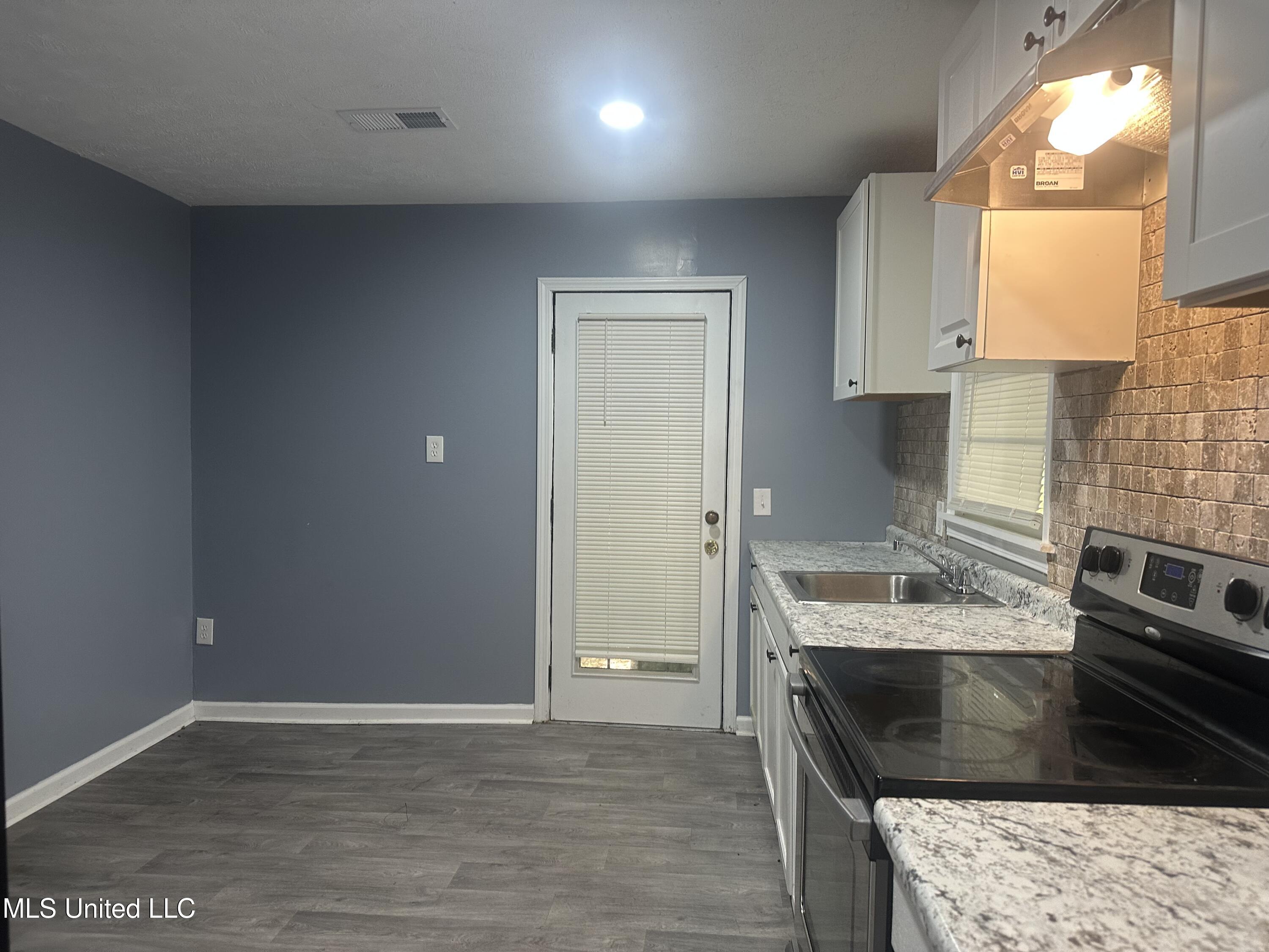 721 Glenmont Drive Property Photo 10