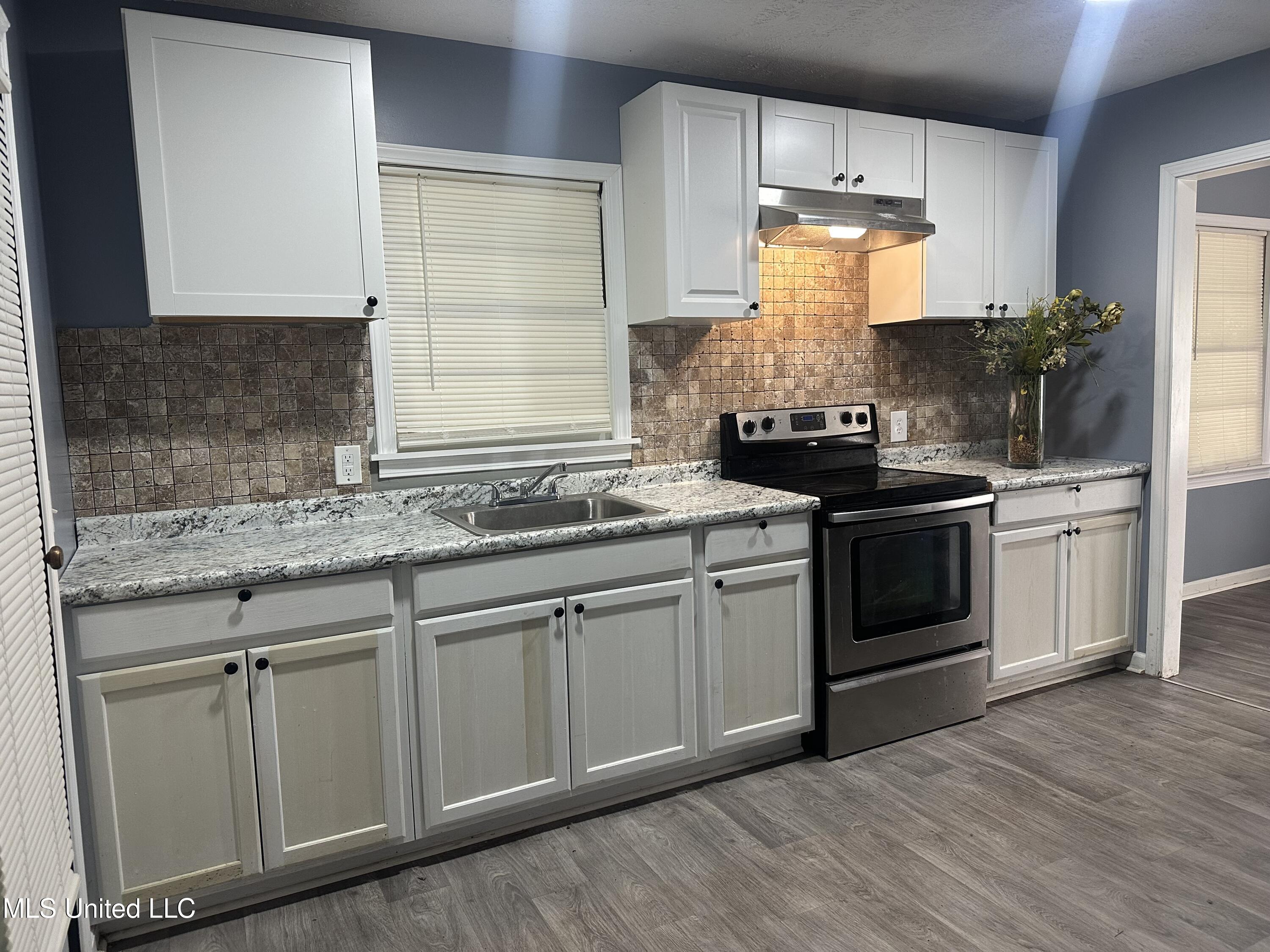 721 Glenmont Drive Property Photo 11