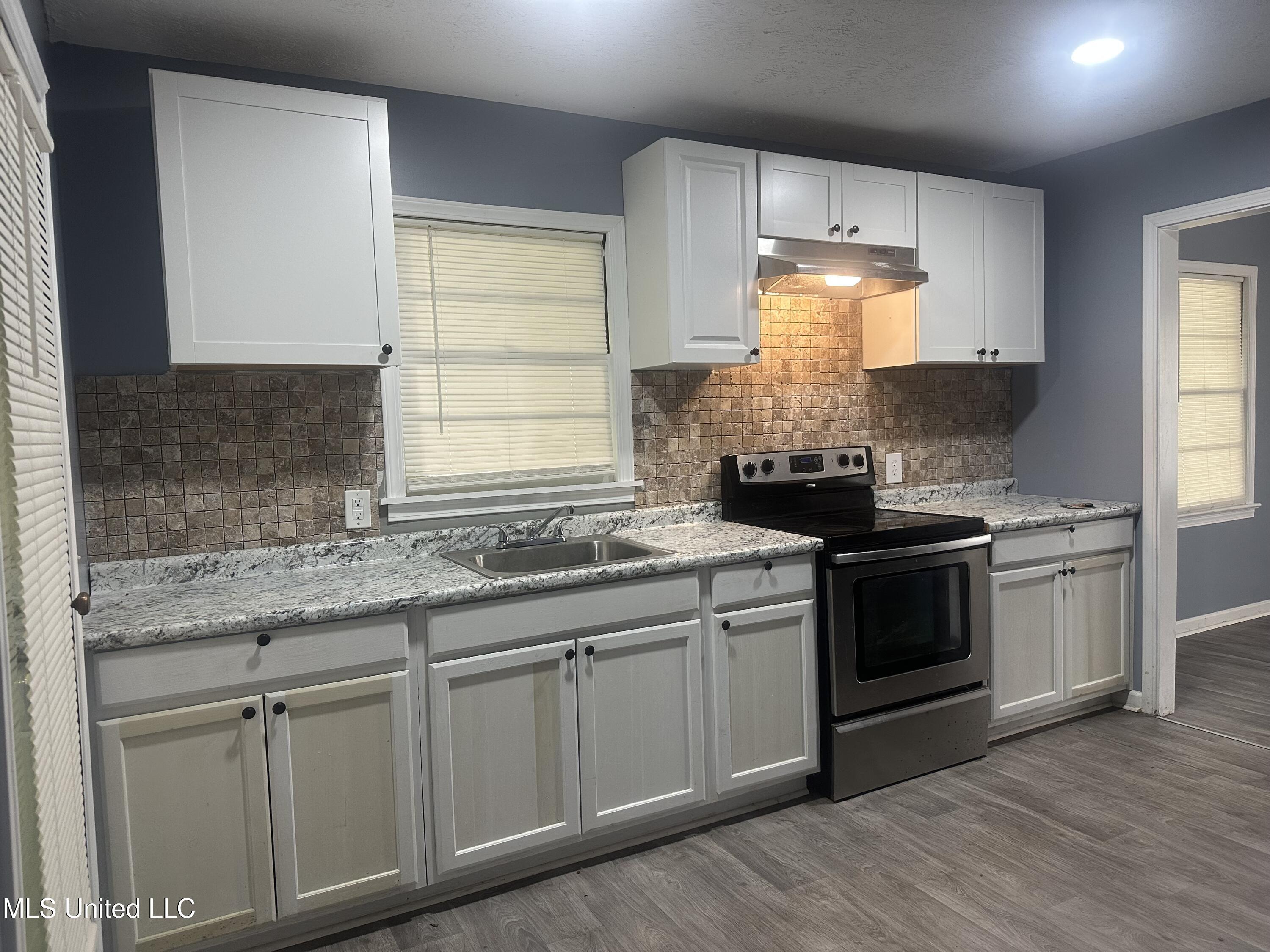 721 Glenmont Drive Property Photo 13