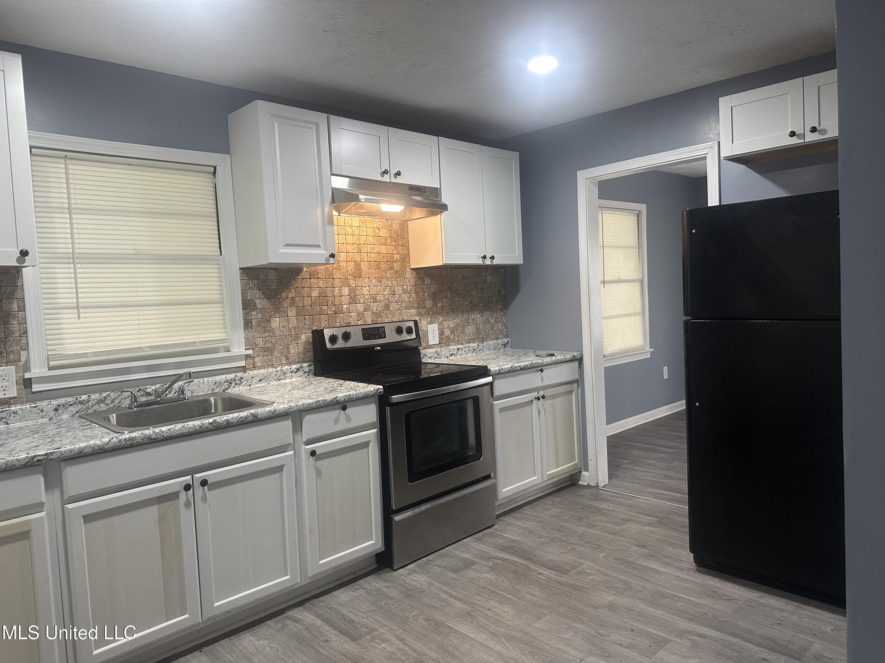 721 Glenmont Drive Property Photo 15