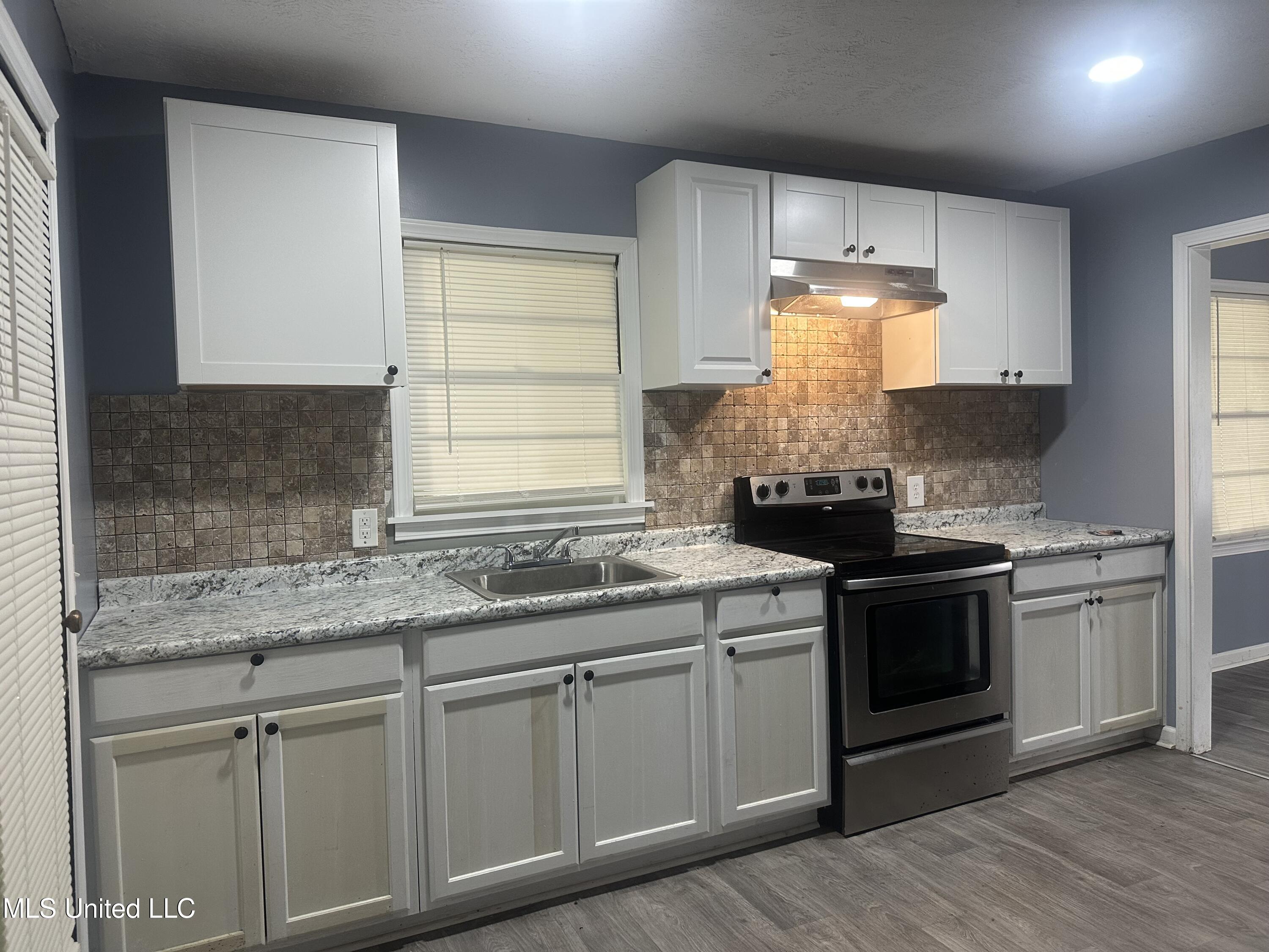 721 Glenmont Drive Property Photo 16
