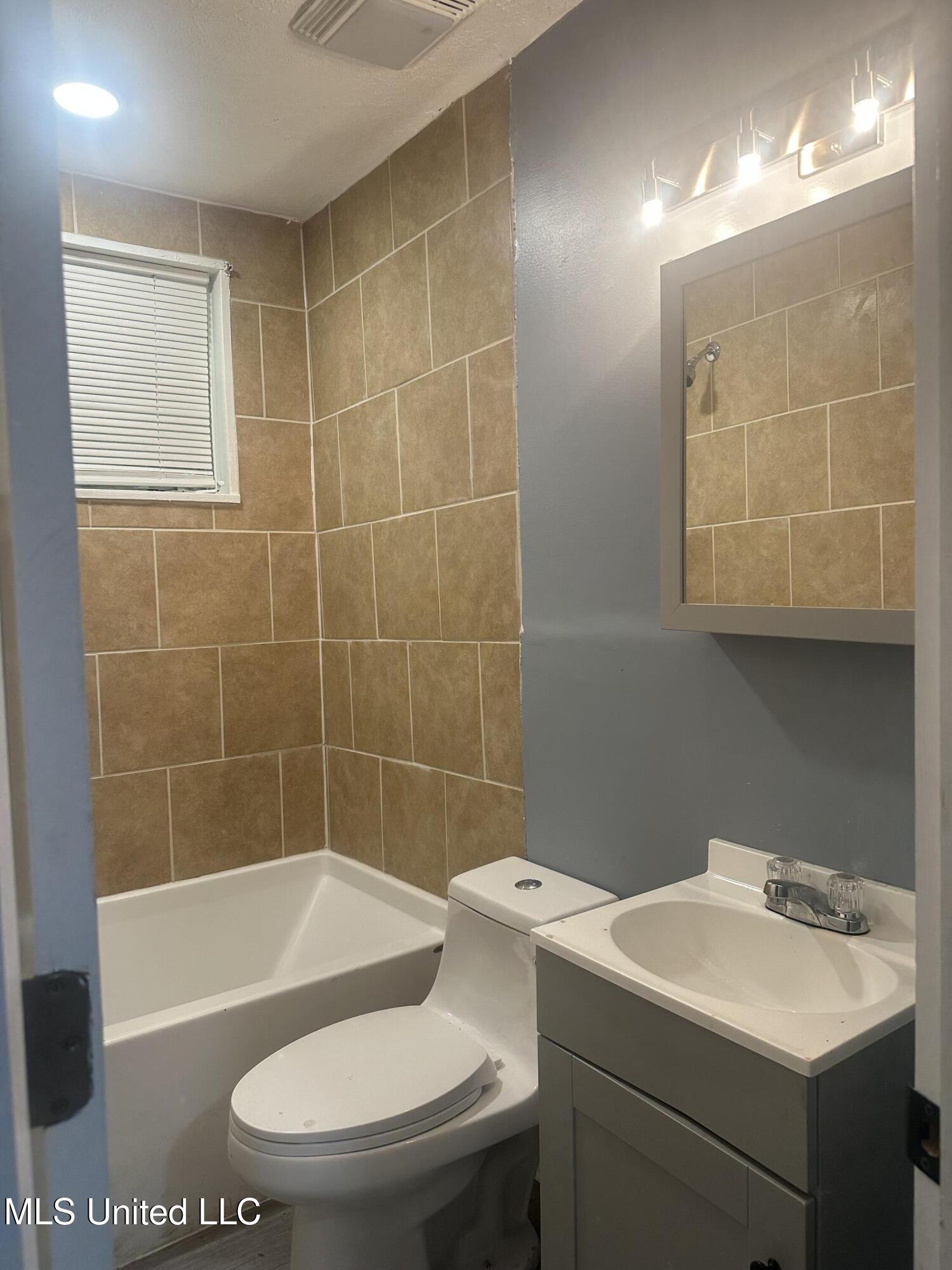 721 Glenmont Drive Property Photo 21