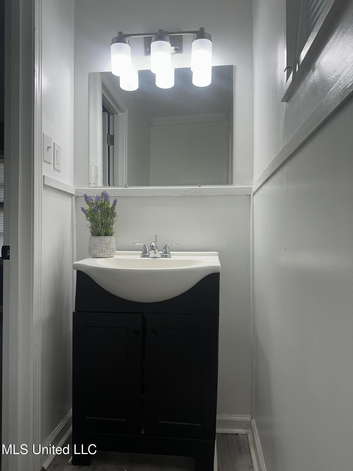 721 Glenmont Drive Property Photo 24