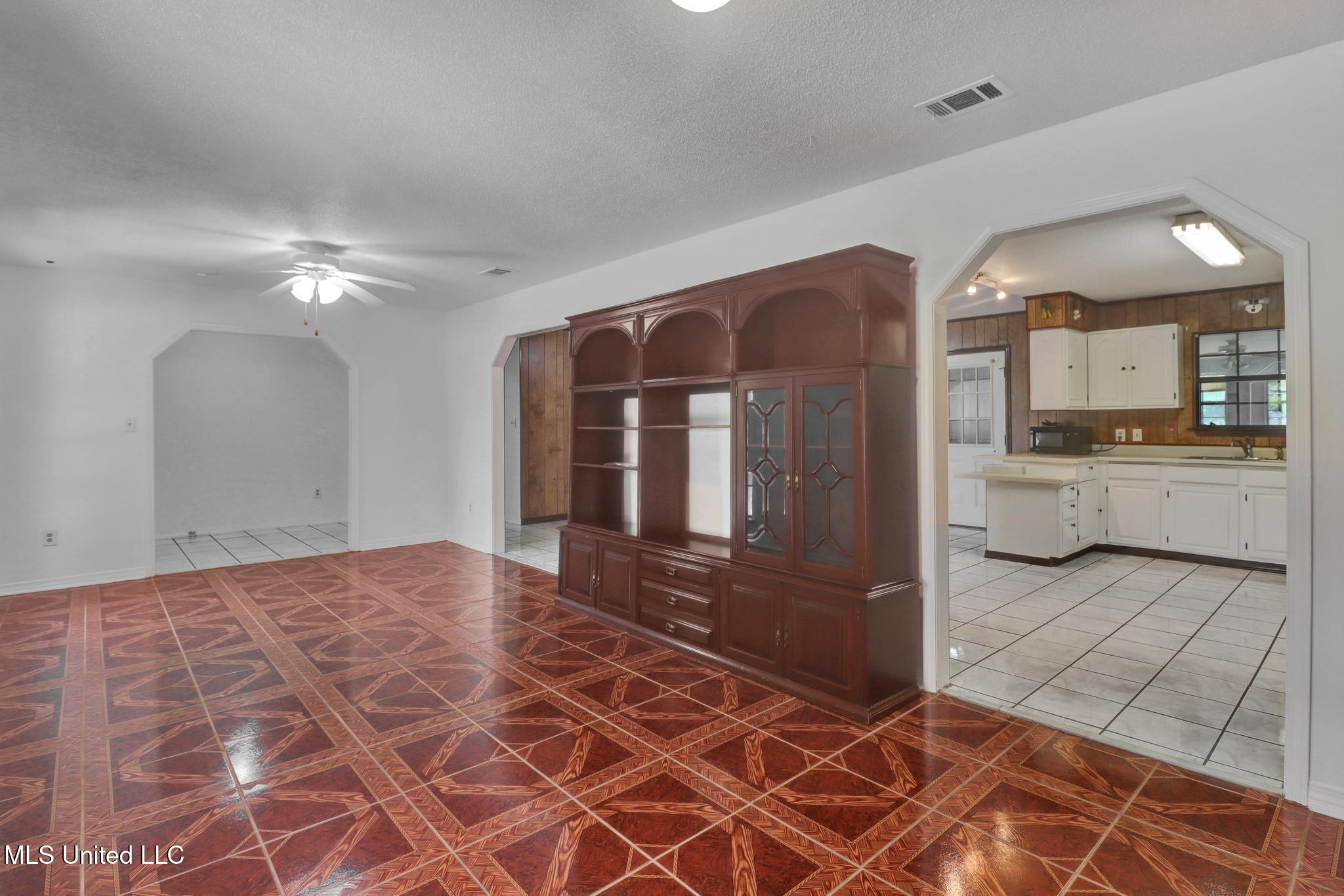 596 Tegarden Road Property Photo 6