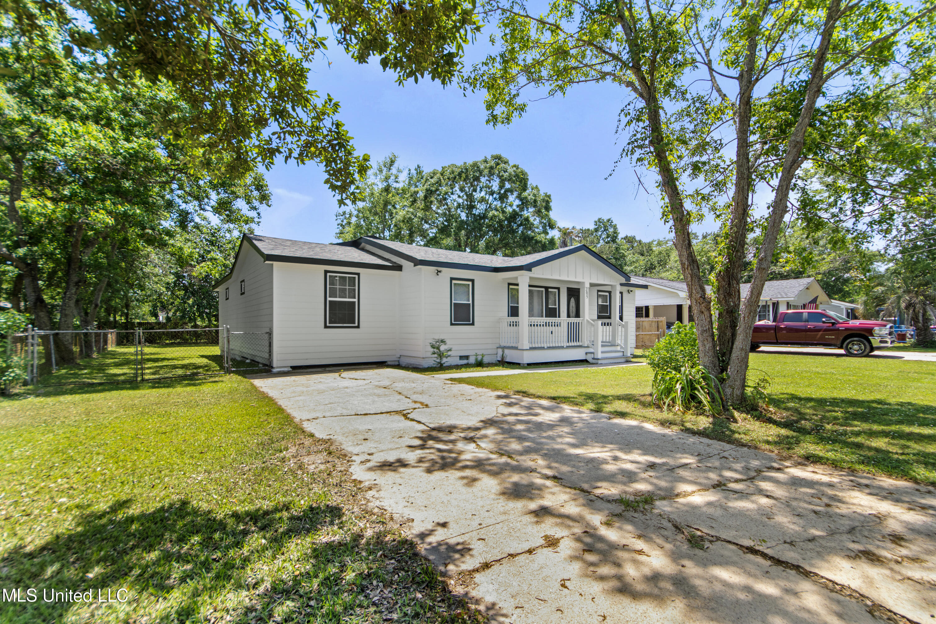 305 43rd Street Property Photo 2
