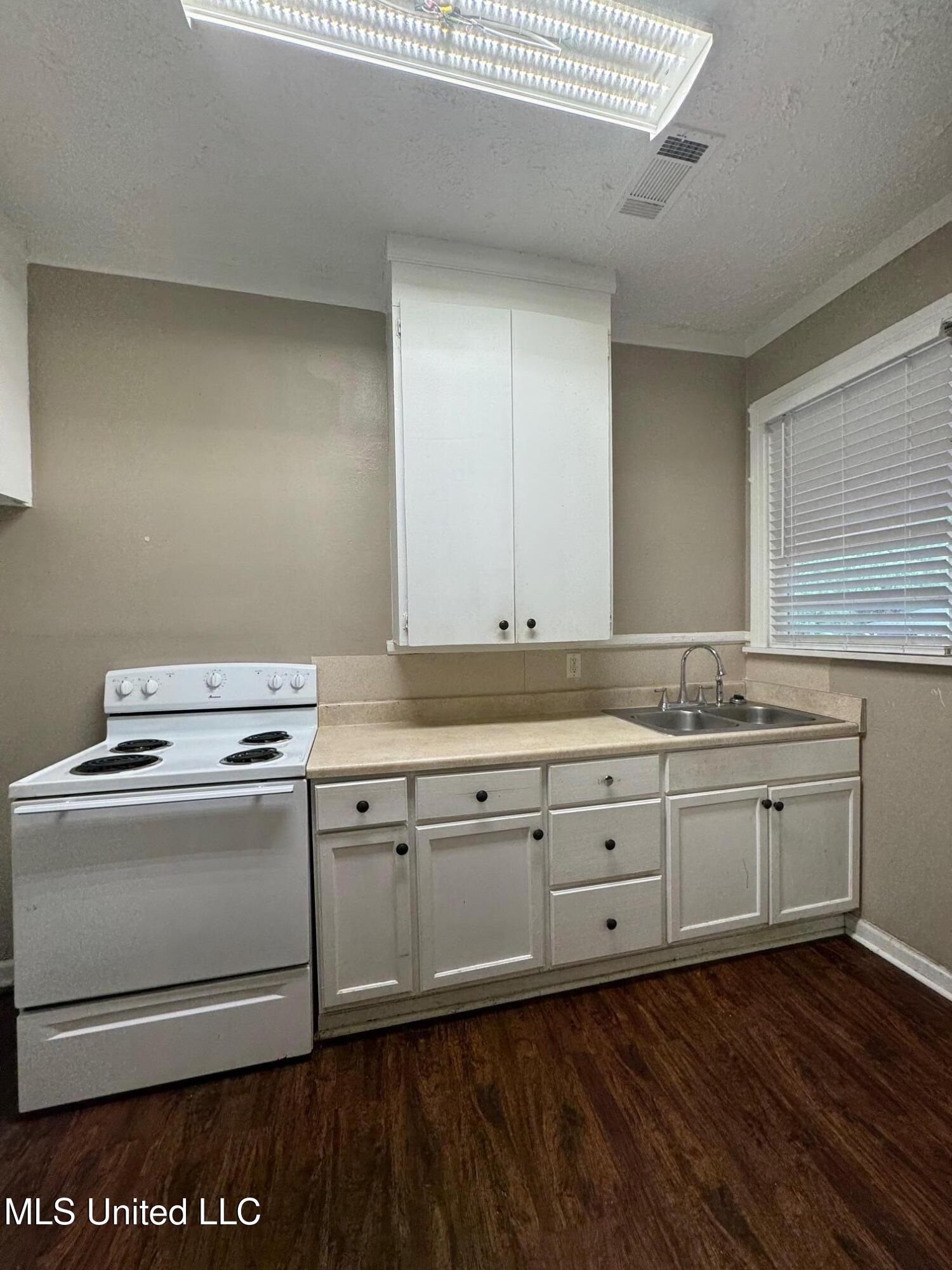 1033 Monroe Street Property Photo 6