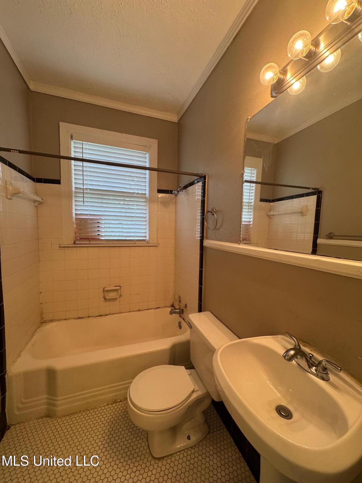 1033 Monroe Street Property Photo 8