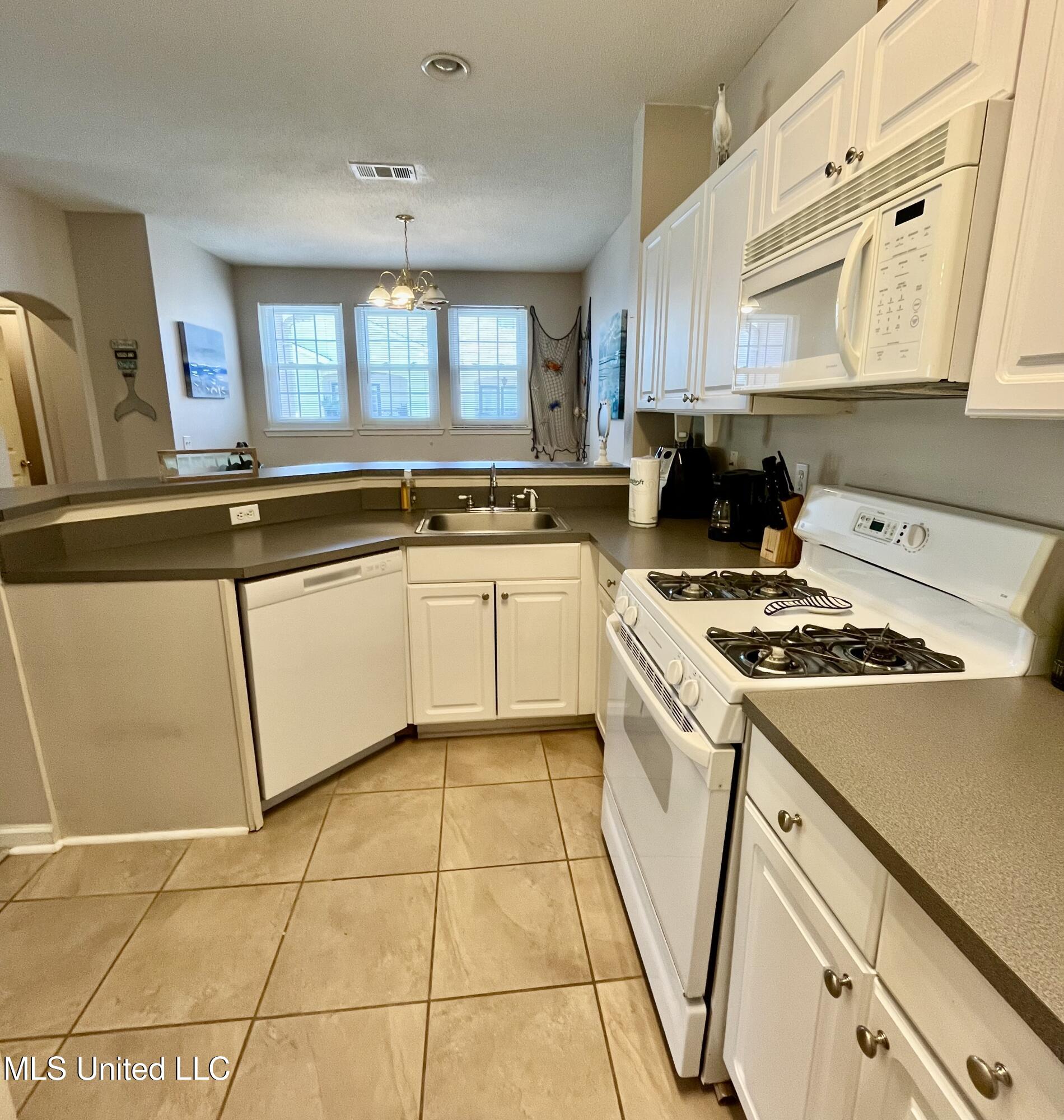 2252 Beach Drive Property Photo 8
