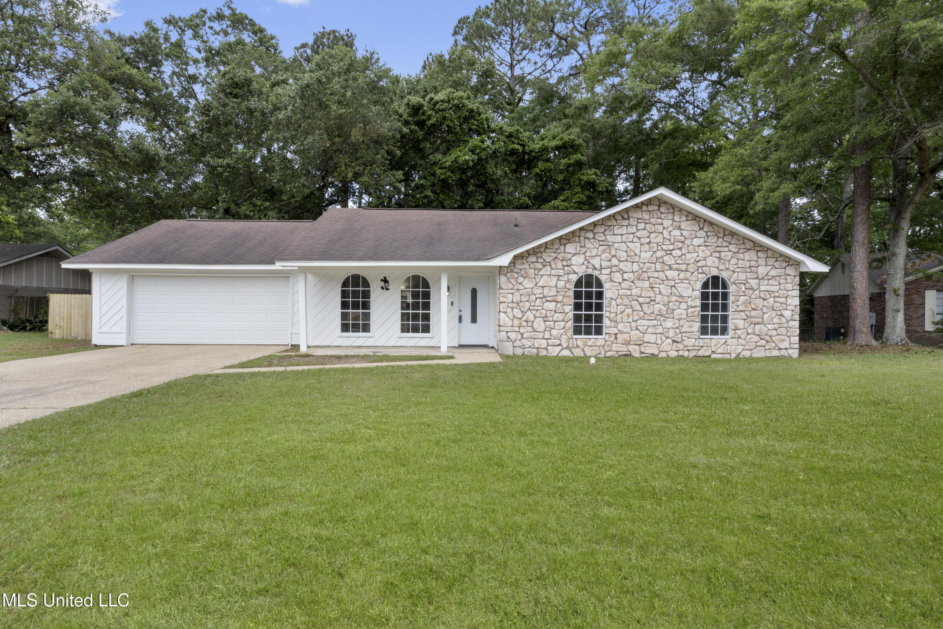 3411 Queen Elizabeth Drive Property Photo 1