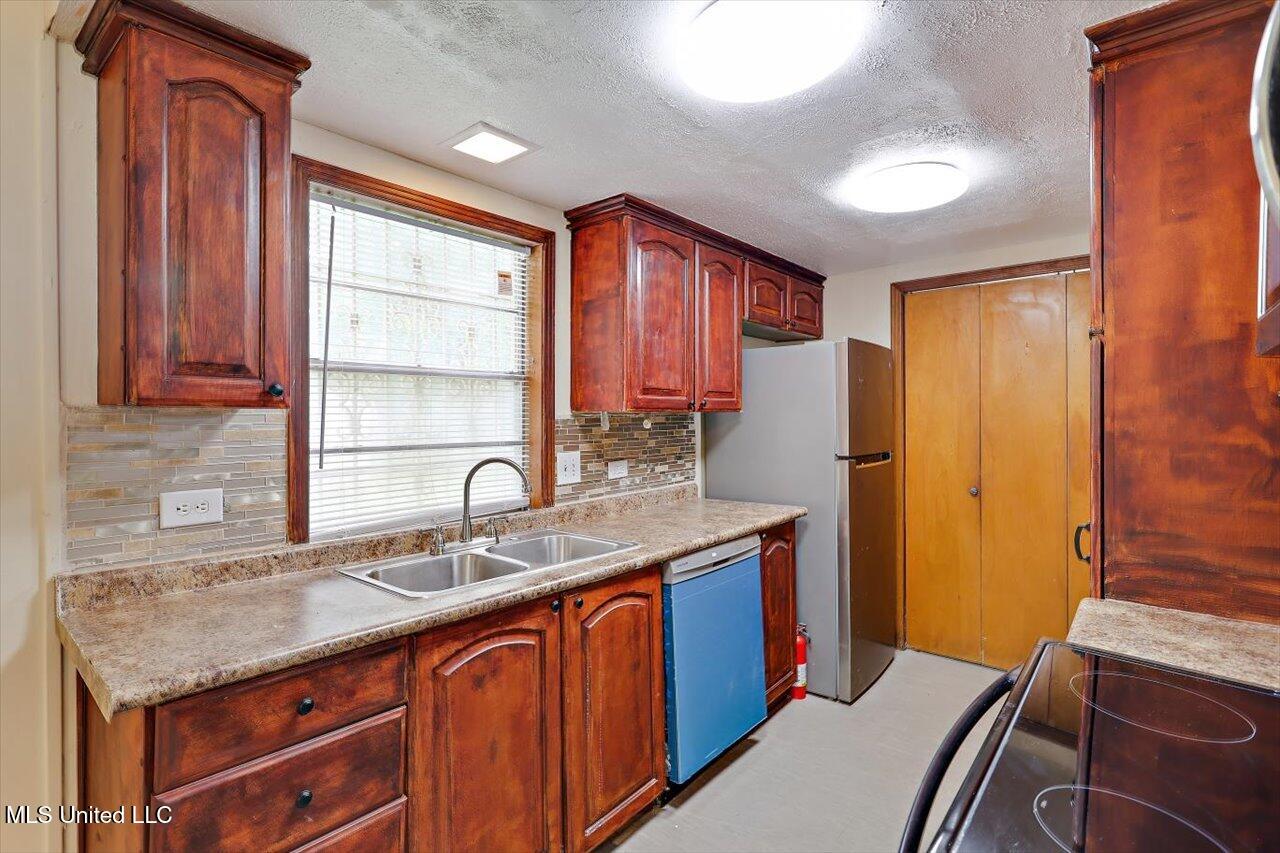 4692 Nordell Drive Property Photo 8