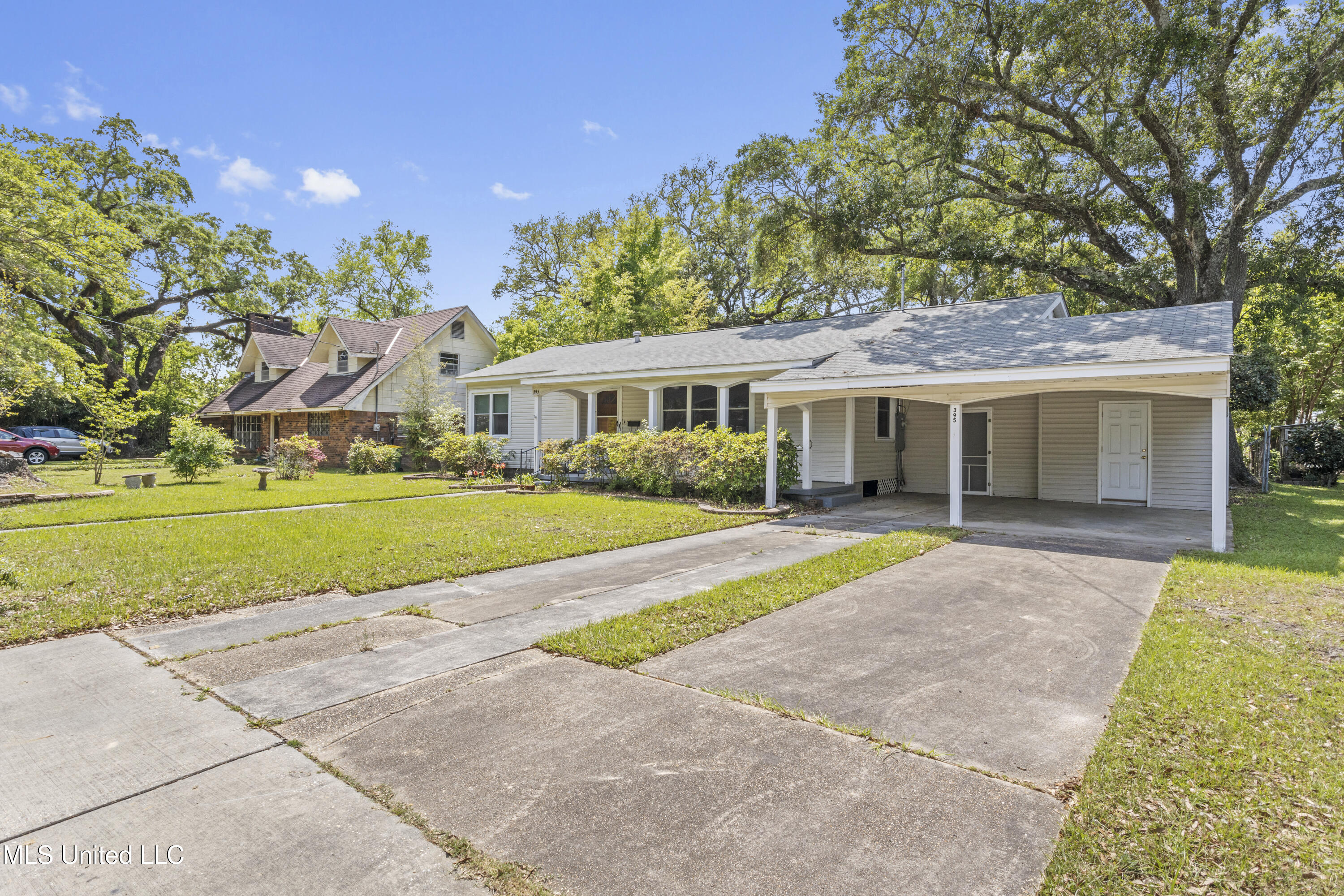 395 Oaklawn Place Property Photo 3