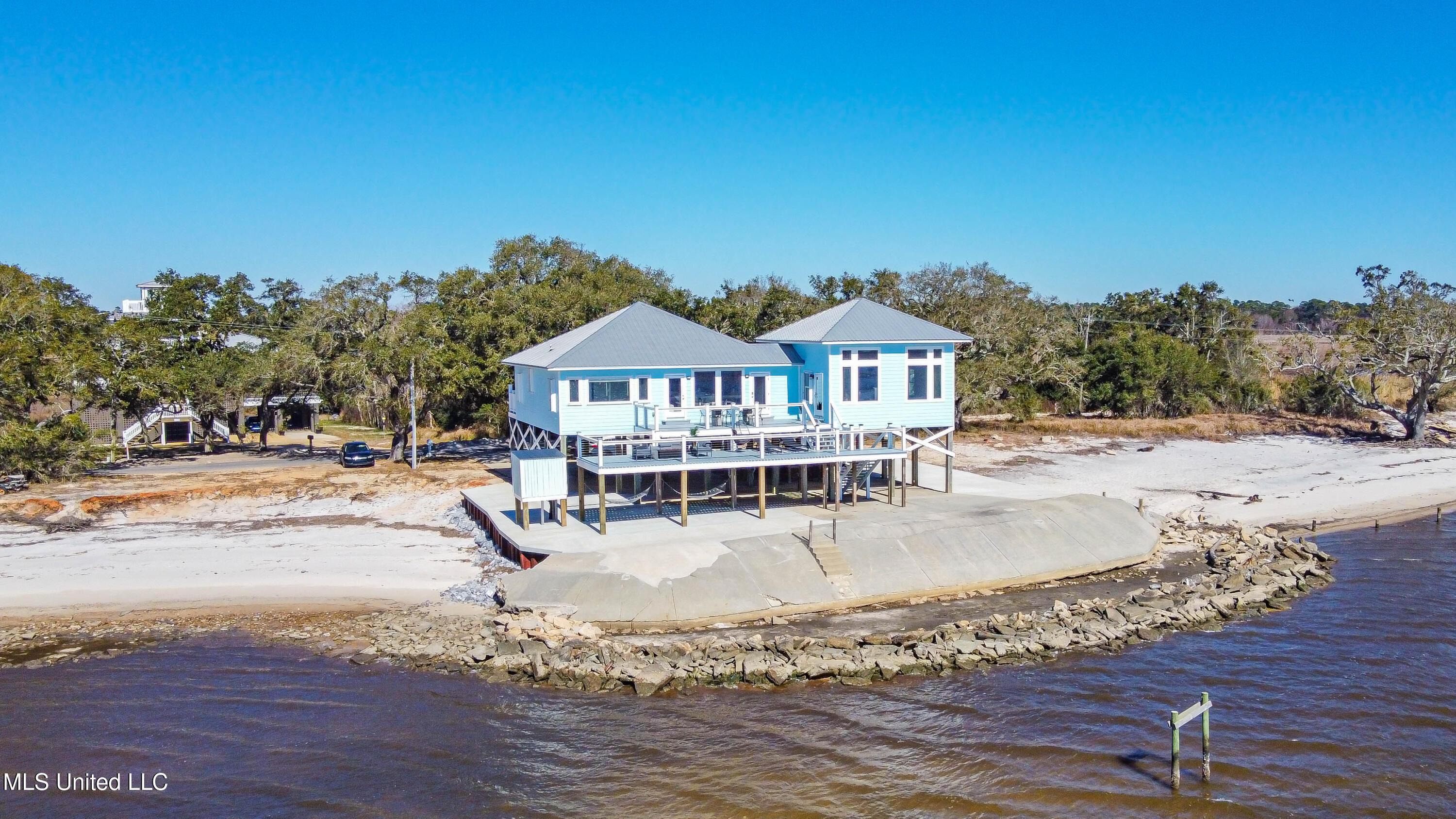 6717 Belle Fontaine Drive Property Photo 4