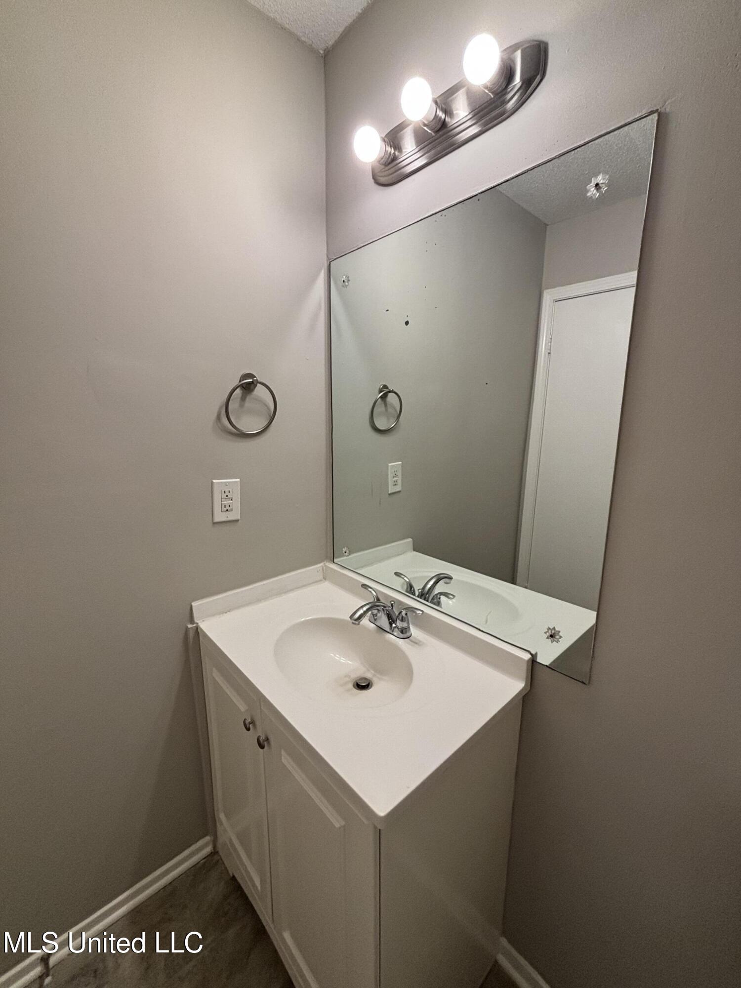 6405 Collinwood Road Property Photo 24